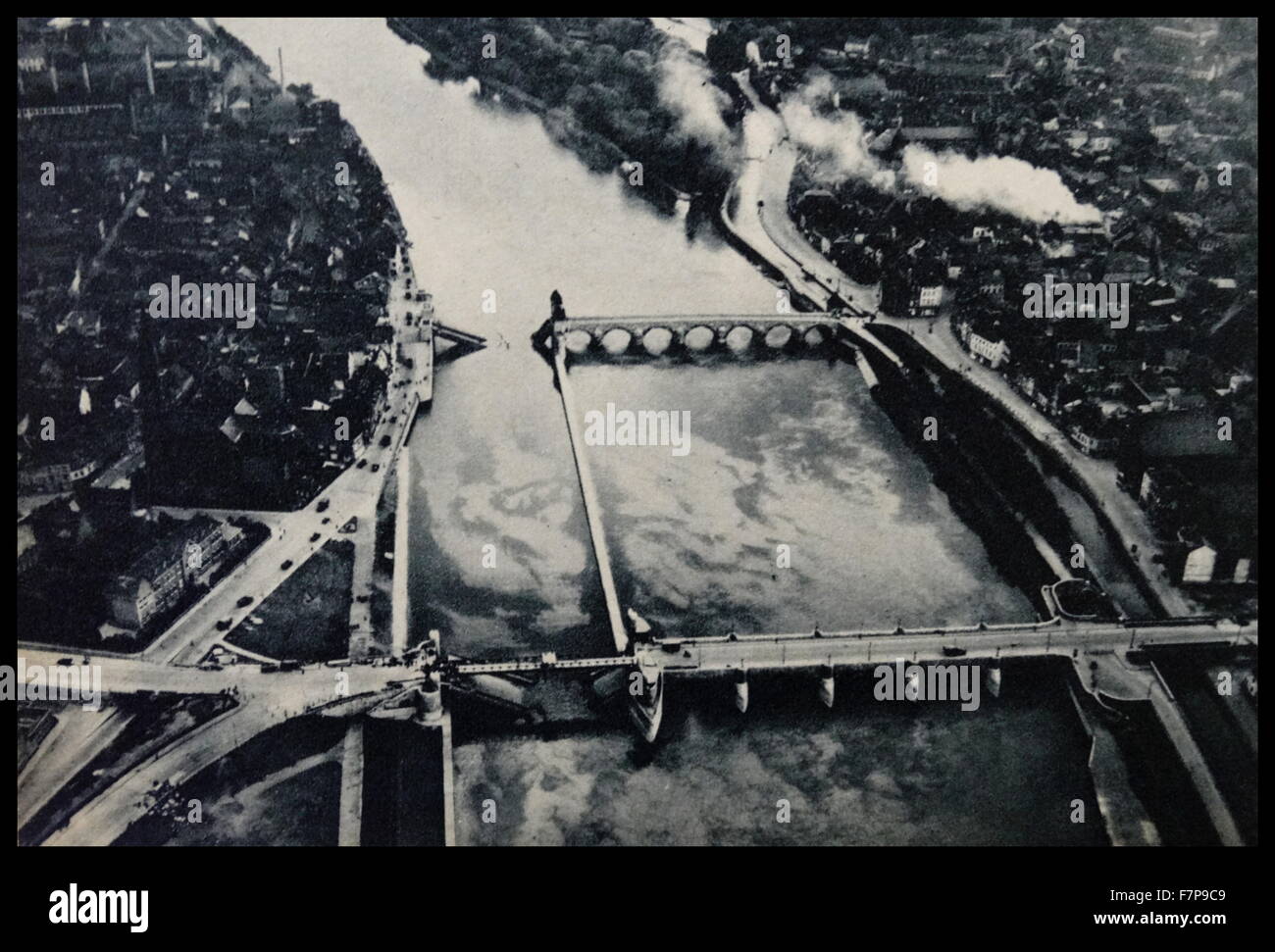 Esercito Tedesco attraversate il ponte olandese in Olanda. Prese durante l'invasione dell'Olanda nel 1940. Foto Stock