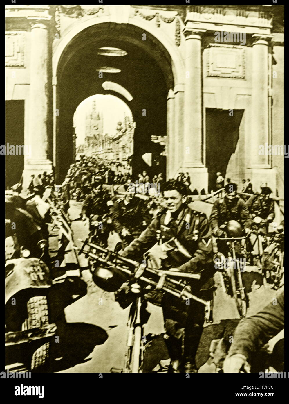 L invasione del Belgio città di Ypres. Truppe tedesche sono mostrati su moto portare LMGs (luce mitragliatrici) per l'anti-aerei Usa. Presa c1940. Foto Stock