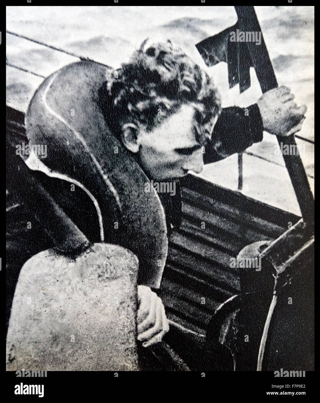 Pilota tedesco di essere salvato da un sommergibile tedesco, dopo essere stato girato verso il basso sopra il mare durante un cane-lotta. Prese durante la Seconda Guerra mondiale c1940. Foto Stock