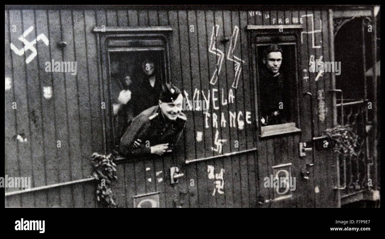 Volontari francesi per le Waffen SS sono mostrati in partenza su un treno verso il loro garrison (Fort/camp). Il treno è fortemente graffitied con la propaganda nazista, compresi svastiche e SS loghi. Datata 1940. Foto Stock