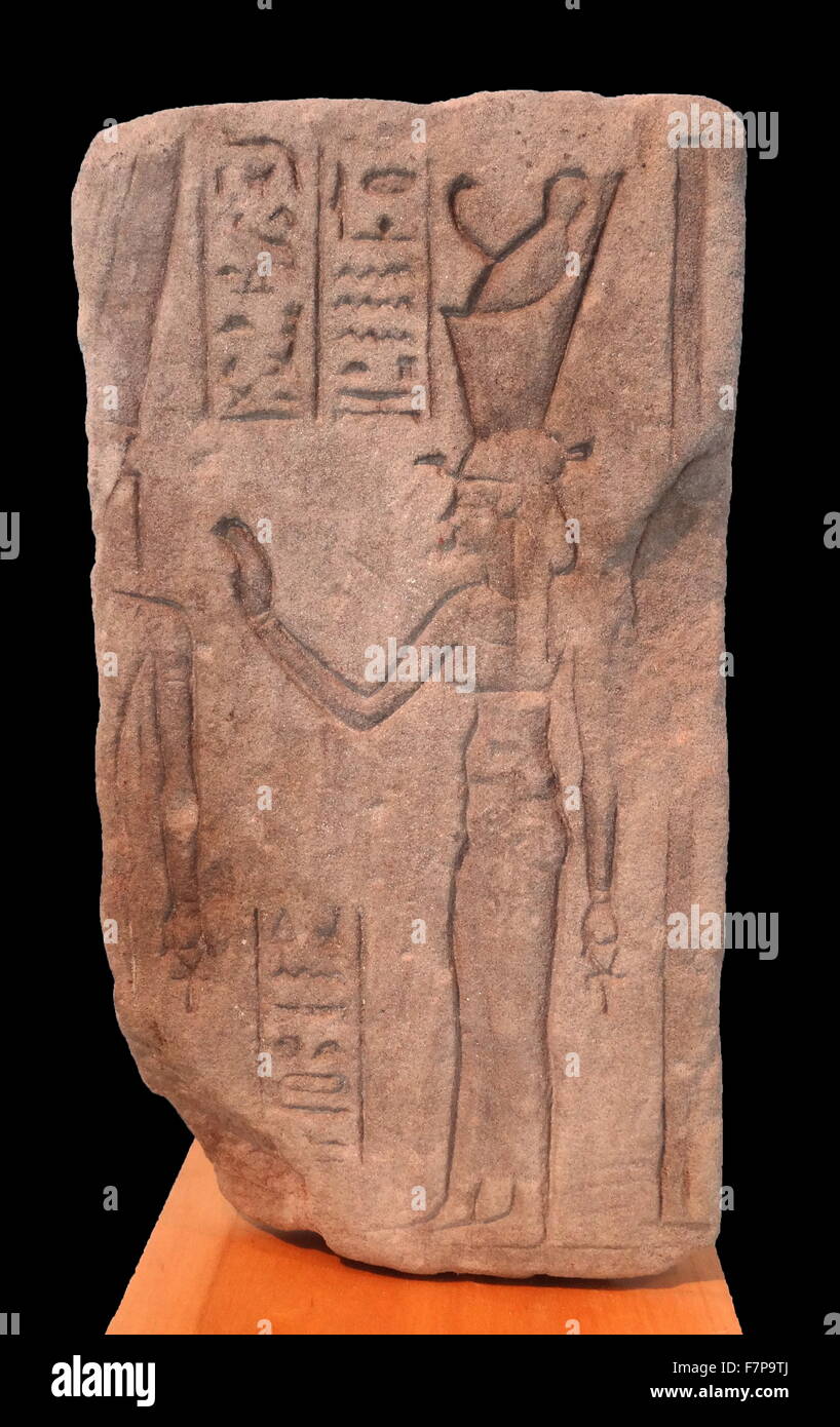 Parete in rilievo della dea Iside o Hathor. In arenaria. Egyptian; periodo tolemaico (304-30 a.C.). Le superfici di parete nei templi egizi sono state spesso utilizzato per rappresentare una vasta gamma di scene. Il faraone officiating davanti agli dèi, eventi storici, raffigurazioni di quella terrena e celeste mondi e descrizioni dei gesti liturgici Foto Stock