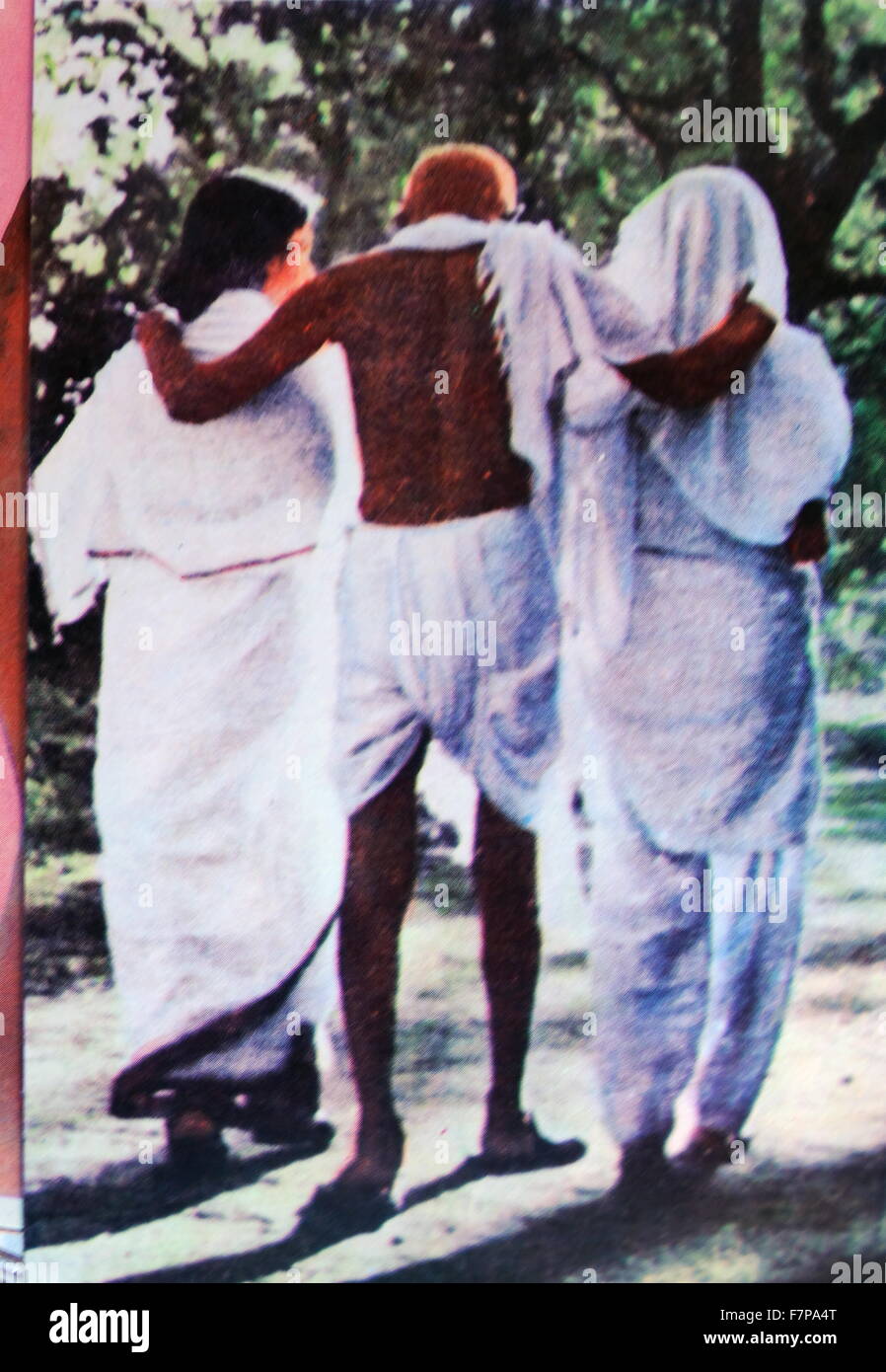 Mohandas Karamchand Gandhi con la sua grandnieces pochi istanti prima fu assassinato nel giardino di casa Birla presso il 30 gennaio 1948. Gandhi (1869 - 1948), è stato il leader preminente dell'Indiano movimento di indipendenza in British-governata in India. Impiegando sulla disobbedienza civile, Gandhi India led all indipendenza e ispirato i movimenti per i diritti civili e la libertà in tutto il mondo. Foto Stock