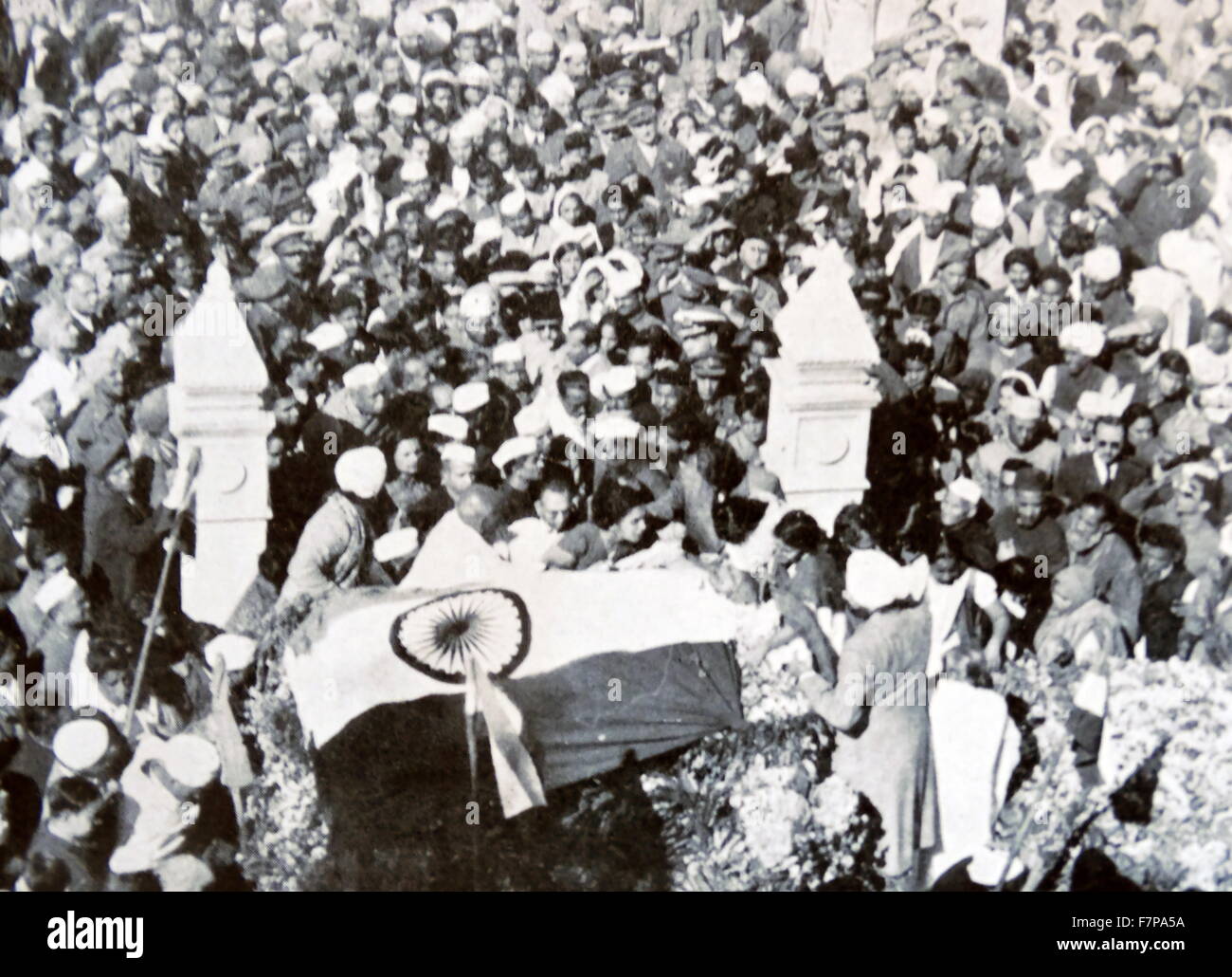 Funerali di Mohandas Karamchand Gandhi dopo fu assassinato nel giardino di casa Birla presso il 30 gennaio 1948. Gandhi (1869 - 1948), è stato il leader preminente dell'Indiano movimento di indipendenza in British-governata in India. Impiegando sulla disobbedienza civile, Gandhi India led all indipendenza e ispirato i movimenti per i diritti civili e la libertà in tutto il mondo. Foto Stock