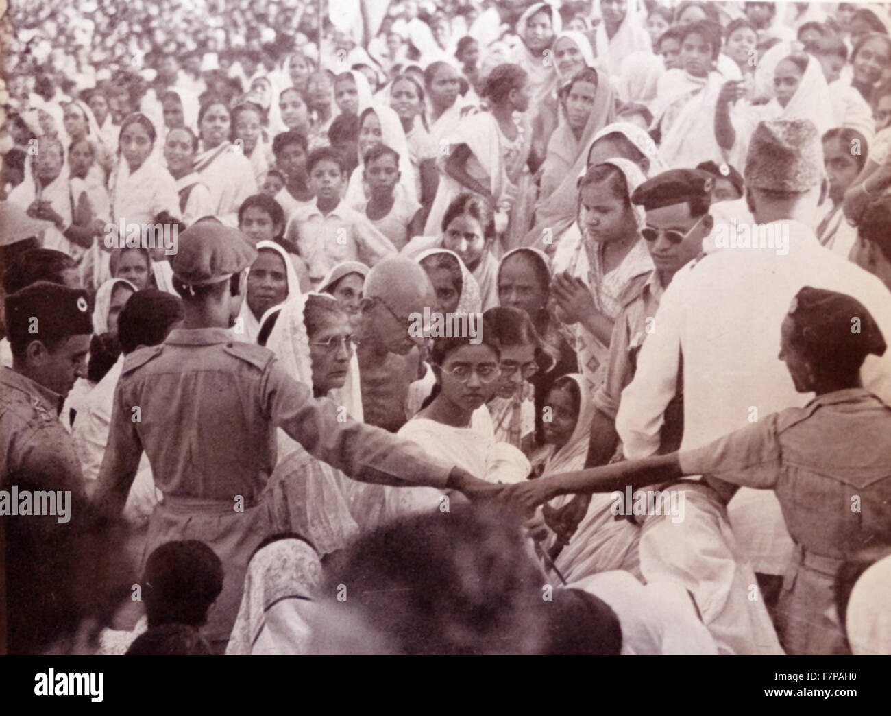 Mohandas Karamchand Gandhi (1869 - 1948), il leader preminente dell'Indiano movimento di indipendenza in British-governata in India. Impiegando sulla disobbedienza civile, Gandhi India led all indipendenza e ispirato i movimenti per i diritti civili e la libertà in tutto il mondo. Foto Stock