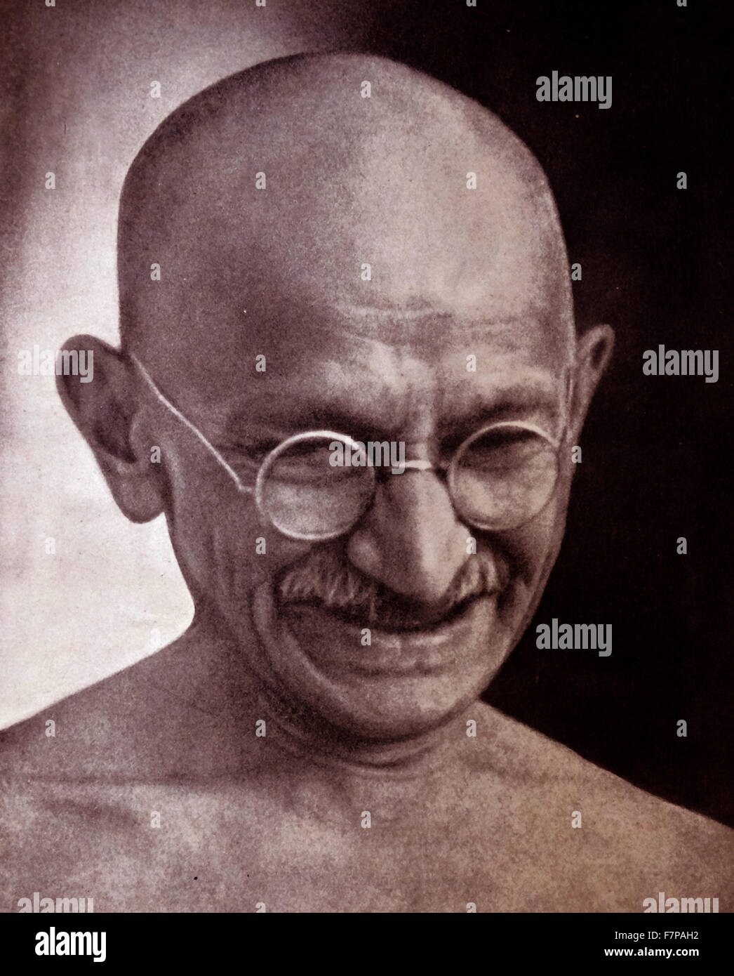 Mohandas Karamchand Gandhi (1869 - 1948), il leader preminente dell'Indiano movimento di indipendenza in British-governata in India. Impiegando sulla disobbedienza civile, Gandhi India led all indipendenza e ispirato i movimenti per i diritti civili e la libertà in tutto il mondo. Foto Stock