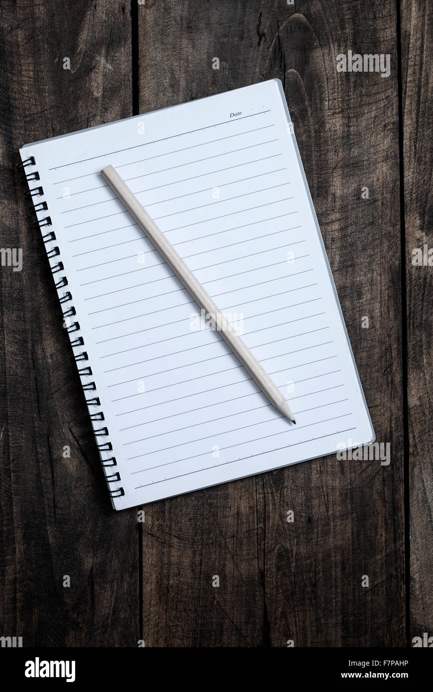Blank notebook e penna su un tavolo di legno dal di sopra Foto Stock