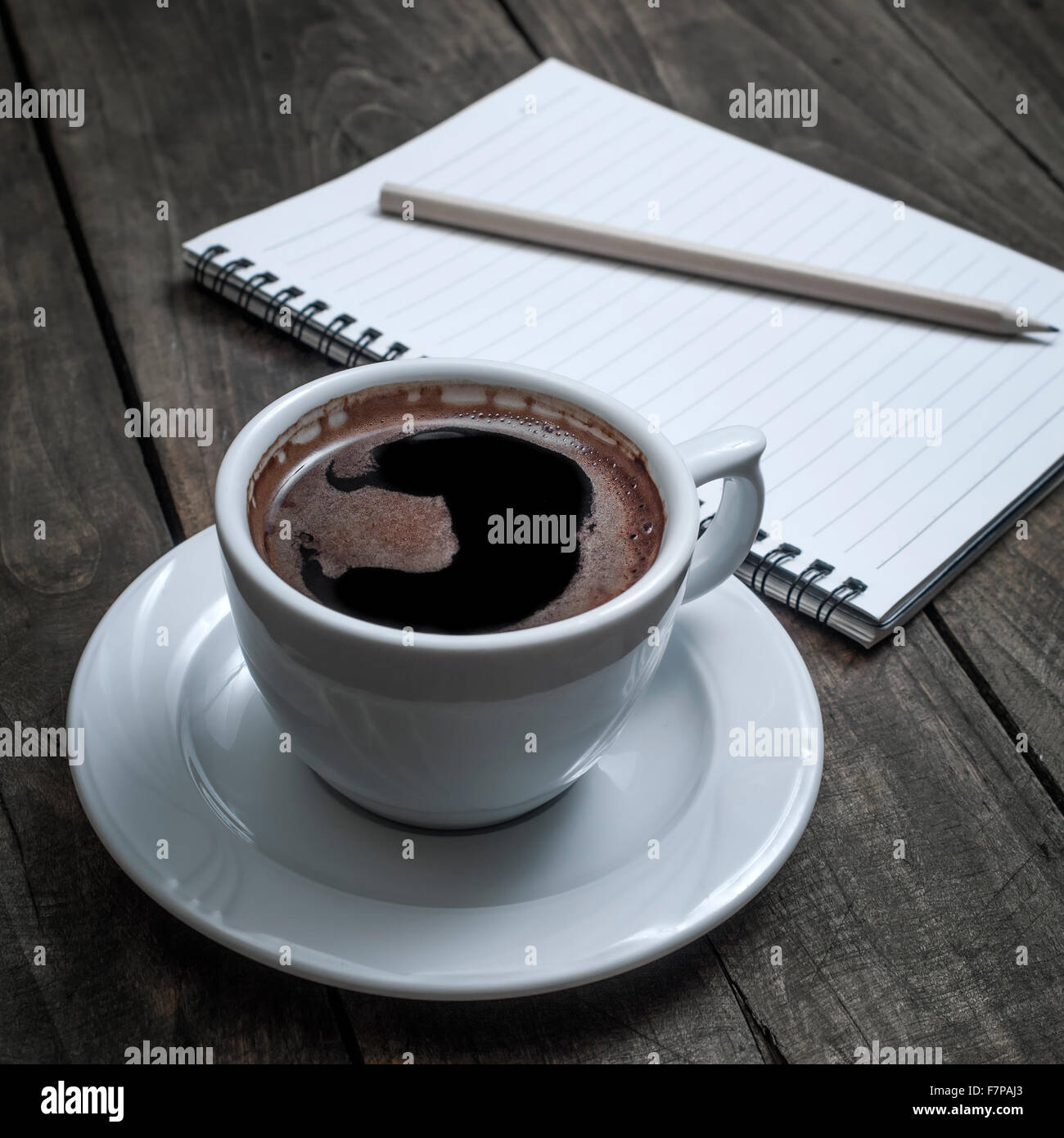 Notebook, penna e il caffè sul tavolo. Close up Foto Stock