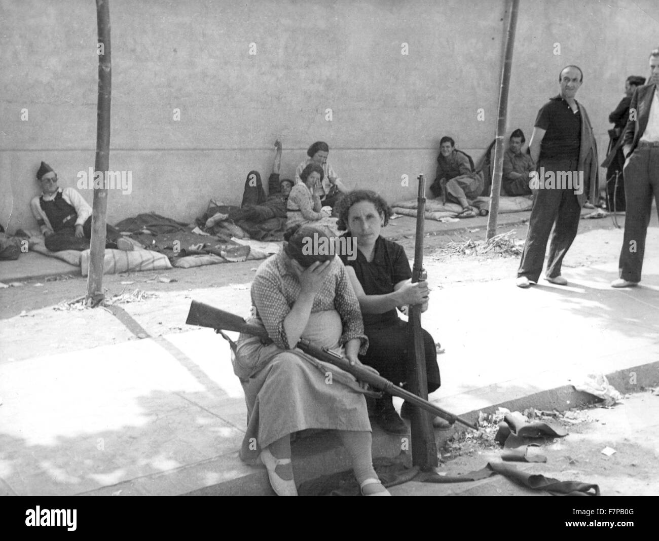 I repubblicani di donne con fucili di riposo durante una tregua nella guerra civile spagnola. Foto Stock