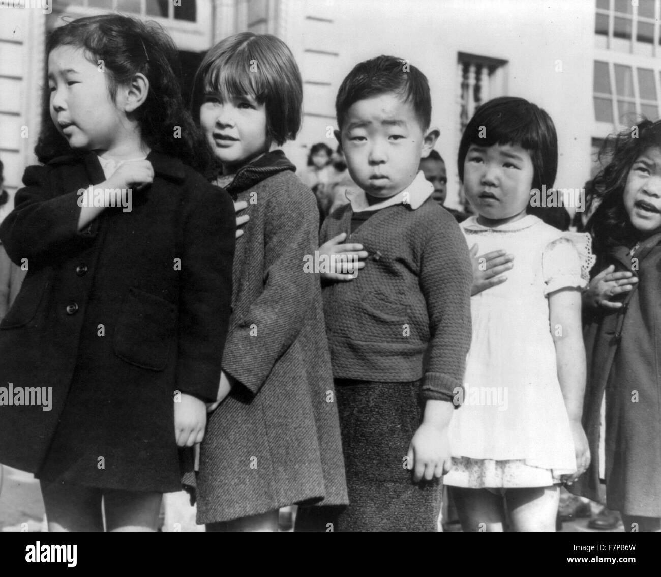 San Francisco, California. Prime livellatrici, alcuni di ascendenza giapponese al Weill della scuola pubblica di costituzione in pegno di fedeltà agli Stati Uniti bandiera. Foto Stock