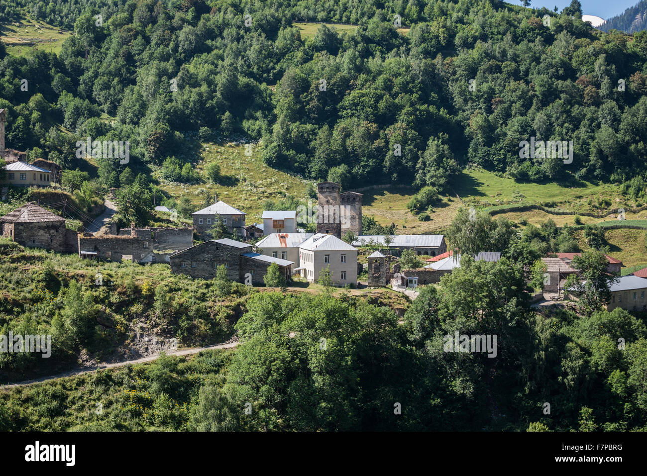 Piccolo townlet visto dalla strada ai villaggi comunità chiamata Ushguli, Superiore Svanetia regione, Georgia Foto Stock