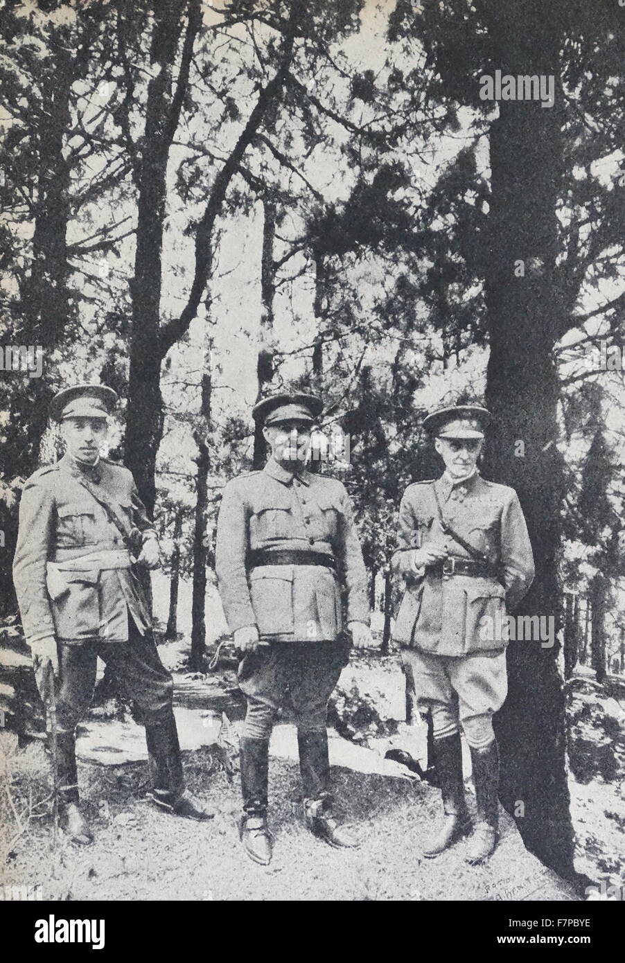 Francisco Franco 1892 - 1975, il dittatore di Spagna si incontra con i funzionari chiave generale Caceres e General perla, in una foresta, all'inizio della guerra civile spagnola. Foto Stock Francisco Franco 1892 - 1975, il dittatore di Spagna si incontra con i funzionari chiave generale Caceres e General perla, in una foresta, all'inizio della guerra civile spagnola. Foto Stock