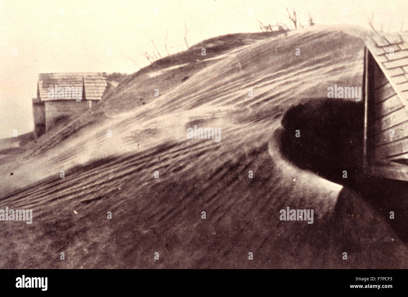 Polvere farm sepolta durante l'altezza della vaschetta raccoglipolvere anni, Great Plains, USA 1935 Foto Stock