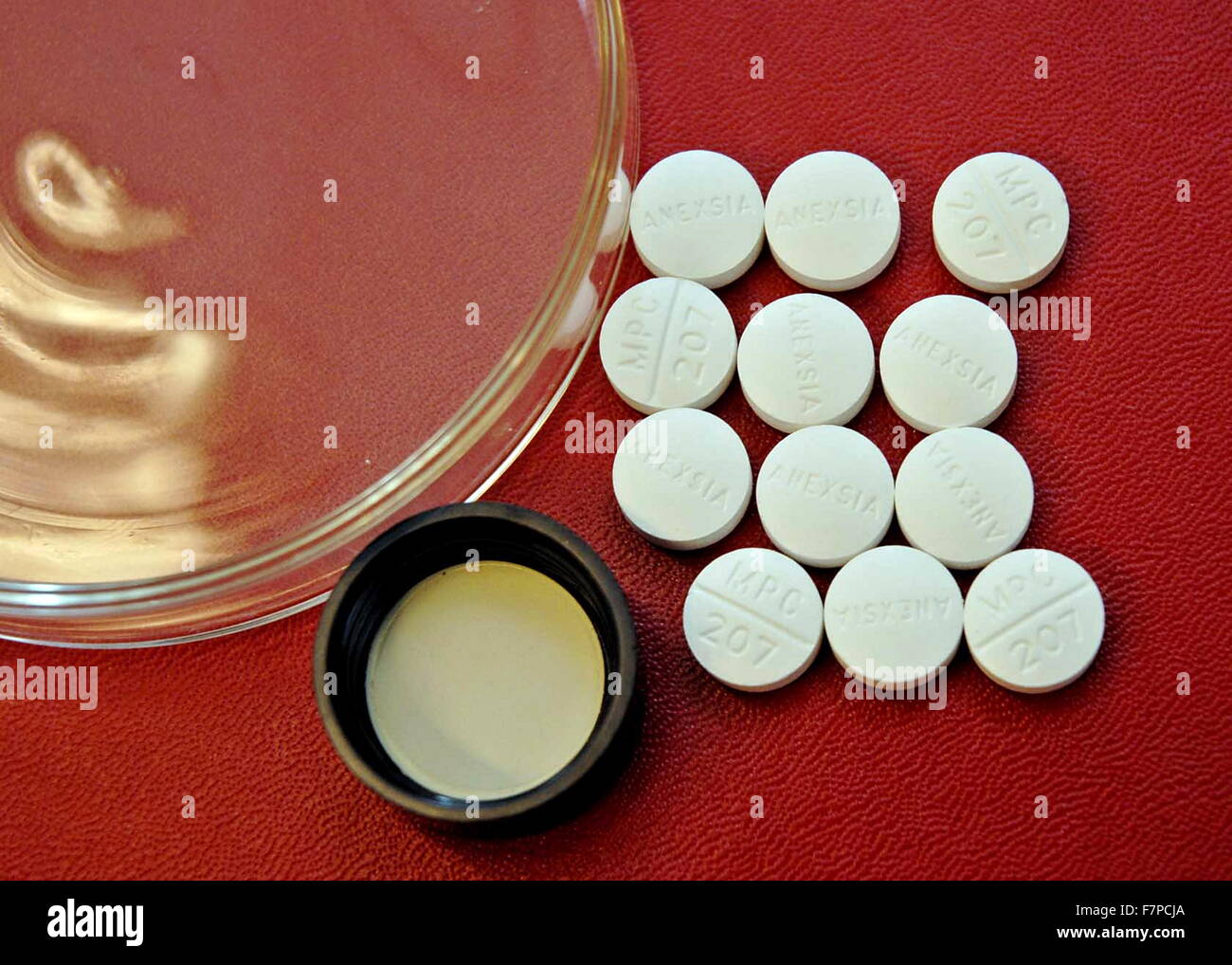 L'idrocodone, un semi-oppioide sintetico sintetizzato da codeina, uno degli  alcaloidi oppioidi trovata nel papavero da oppio. È un analgesico narcotico  utilizzato per via orale per trattare il dolore Foto stock - Alamy