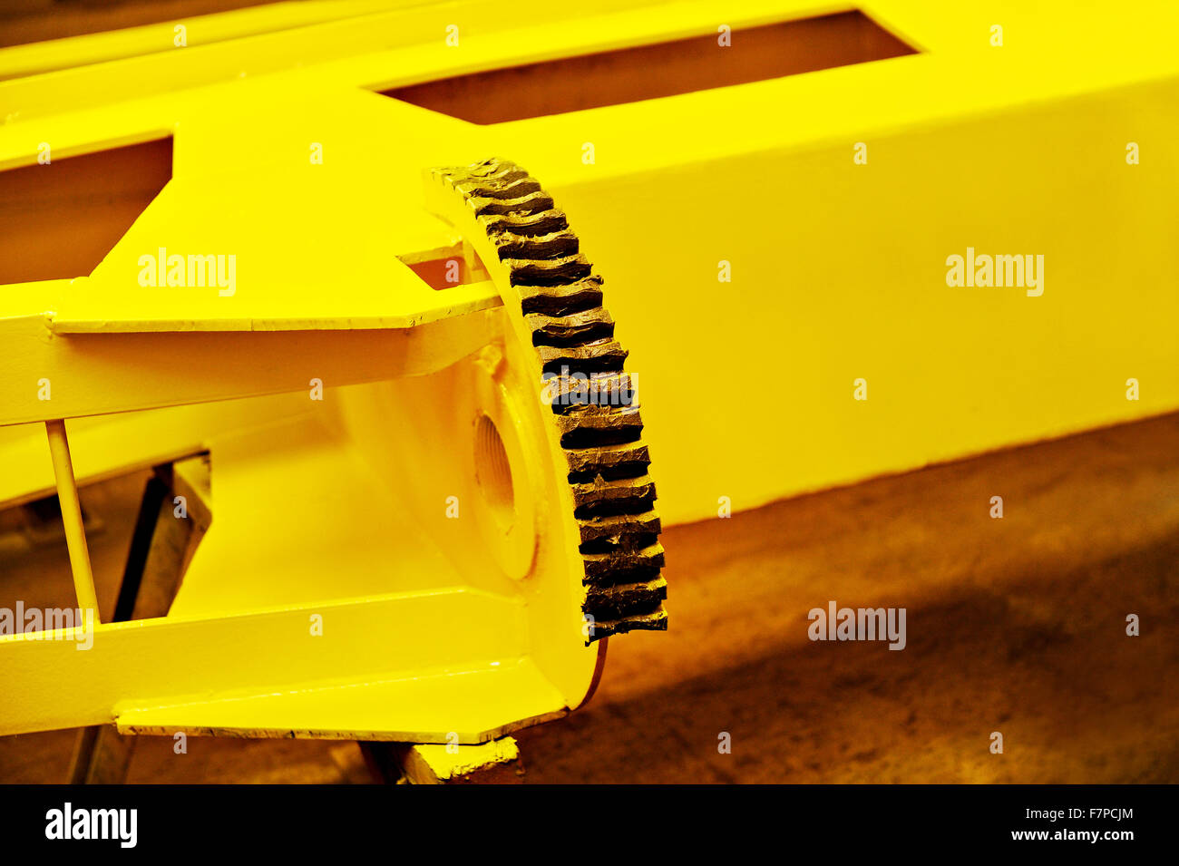 Grande industriale ingranaggio giallo con del grasso su di esso Foto Stock