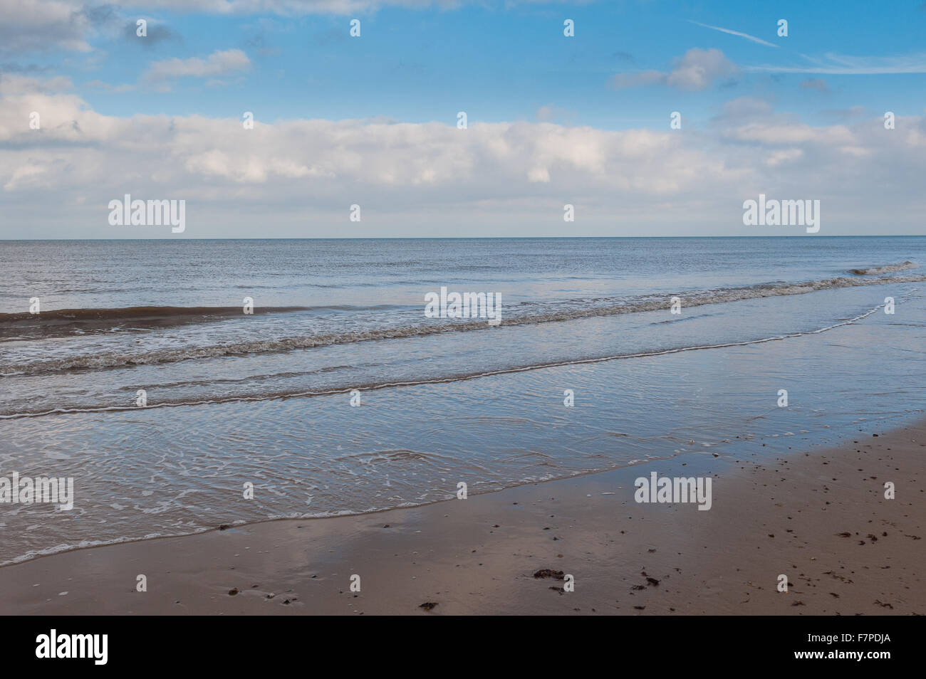 Una Spiaggia Inglese In Inverno Con Un Drammatico Cielo