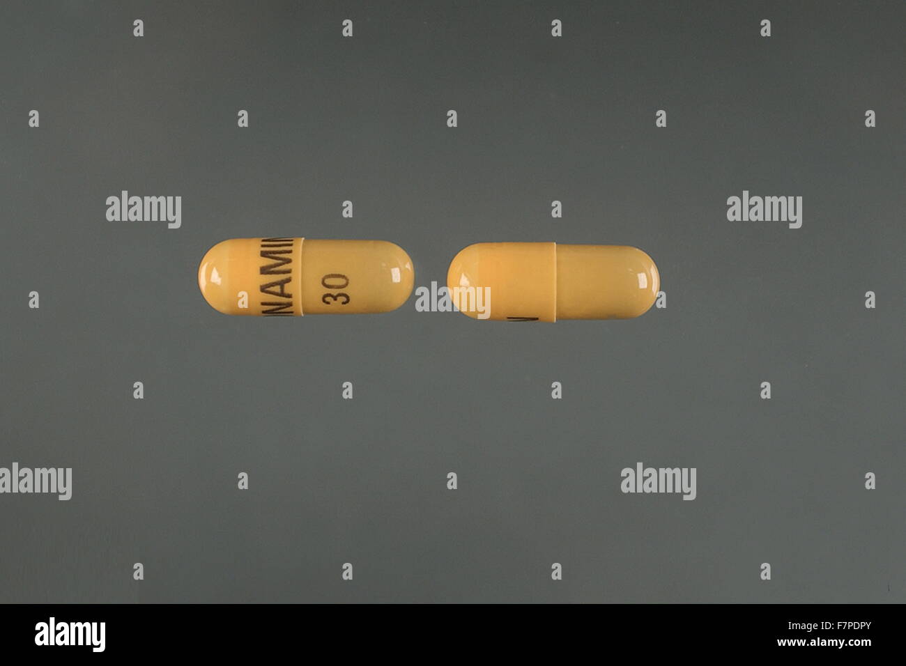 Ionamin 30mg. Phentermine (Ionamin) è una contrazione di "fenil-terziario-BUTILAMMINA', è un psychostimulant e anoressico farmaco del sostituito fenetilammina e sostituito il consumo di anfetamina classi chimiche, con la farmacologia simile all'anfetamina. Esso viene utilizzato dal punto di vista medico come un soppressore di appetito. Foto Stock