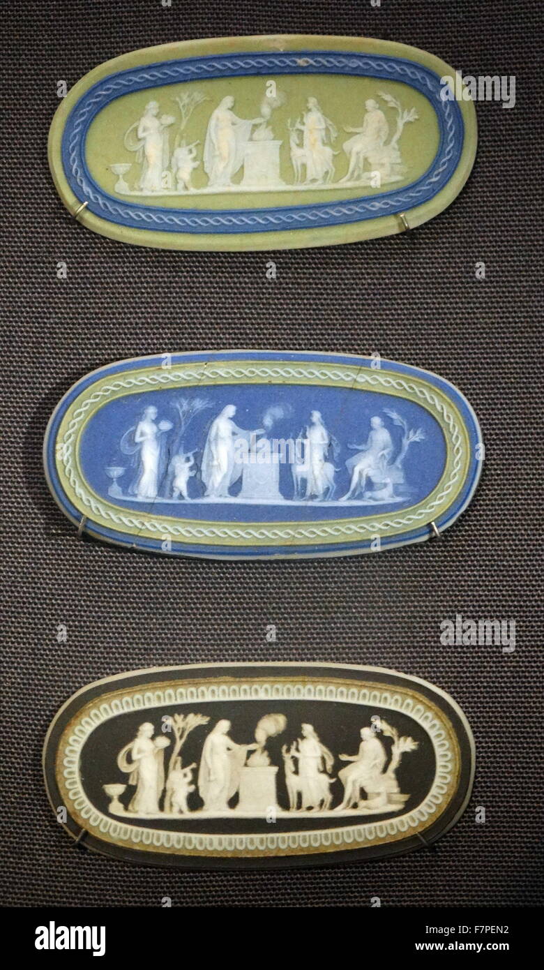 Tre placchette raffigurante un sacrificio alla dea romana della Caccia di Diana. Inglese in ceramica Jasperware;circa 1780 Foto Stock