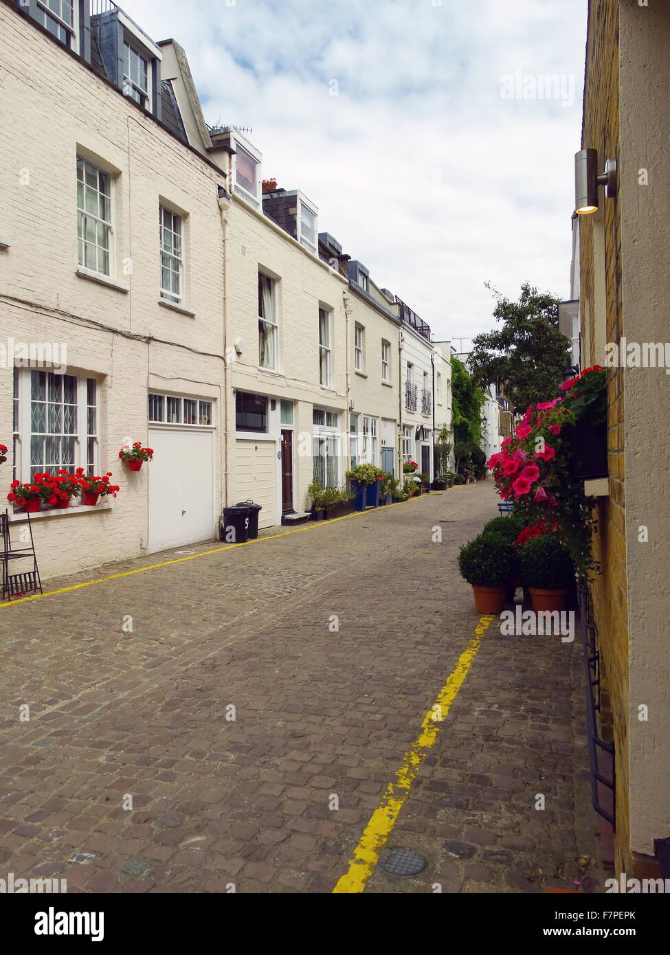 Mews alloggiamento in Knightsbridge di Londra, Inghilterra. Risalente al tardo Georgiana e Vittoriana precoce. Datata 1840 Foto Stock