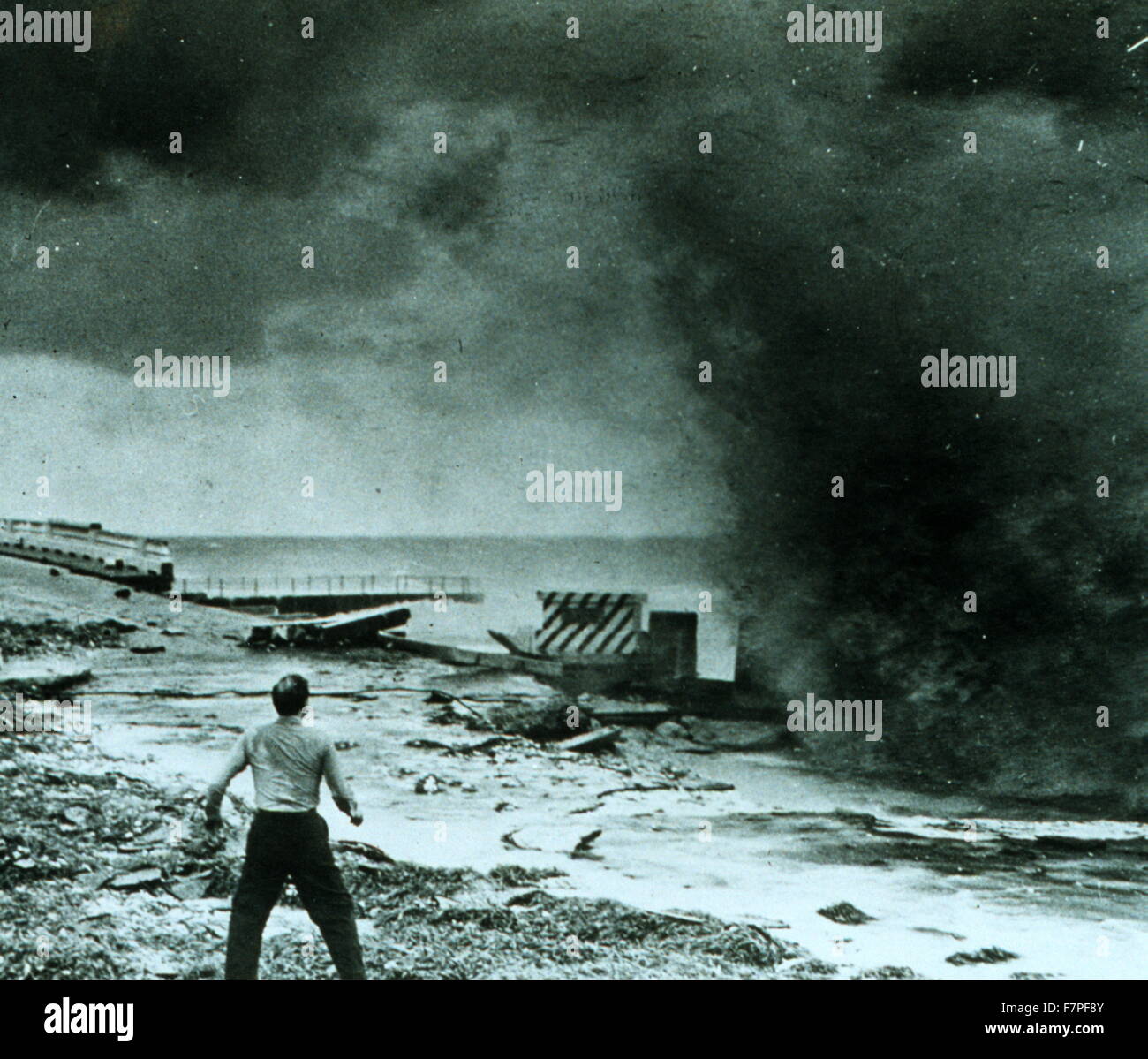 Fotografia di un uomo guardando la distruzione del seawall dopo un uragano. Florida. Datato 1947 Foto Stock