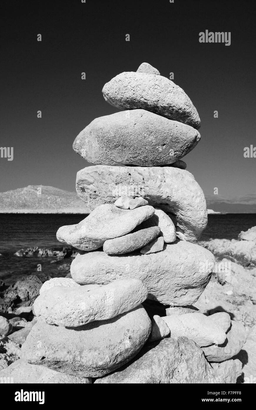Una torre di pietre sulla spiaggia Ftenagia a Emborio sull'isola greca di Halki. Foto Stock