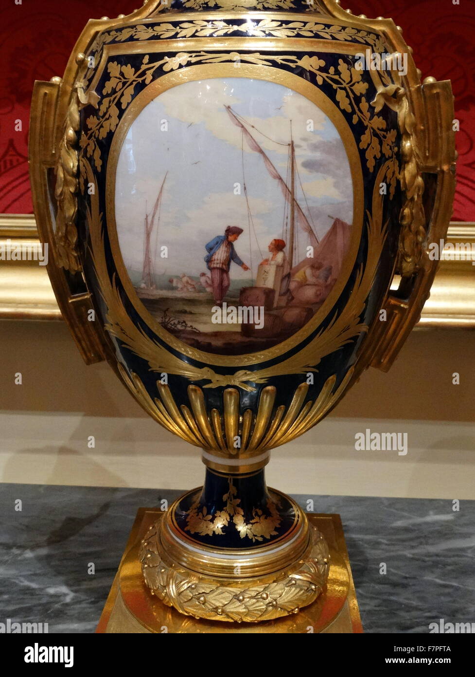 Soft-incolla vaso di porcellana con bronzo dorato stand. La Francia. Datata xviii secolo Foto Stock