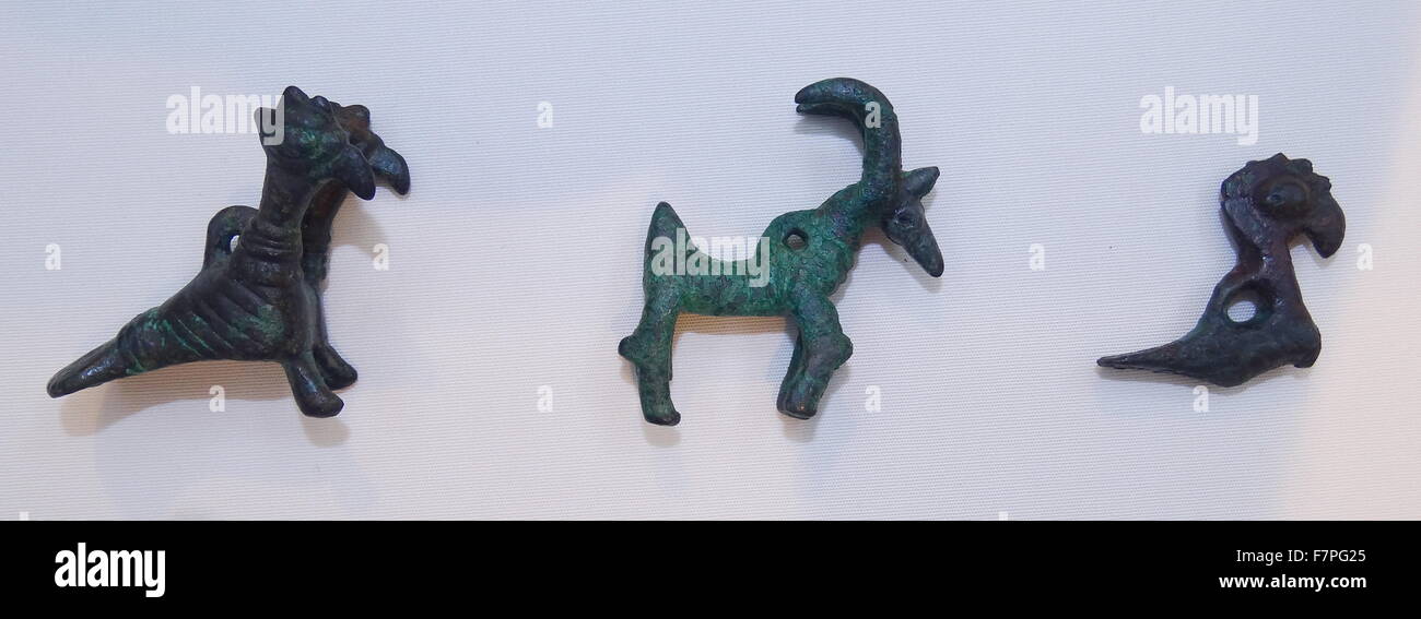 Ciondoli in forma di una capra, un galletto e un uccello. Realizzato da Luristan bronze. Datata 1000 BC Foto Stock