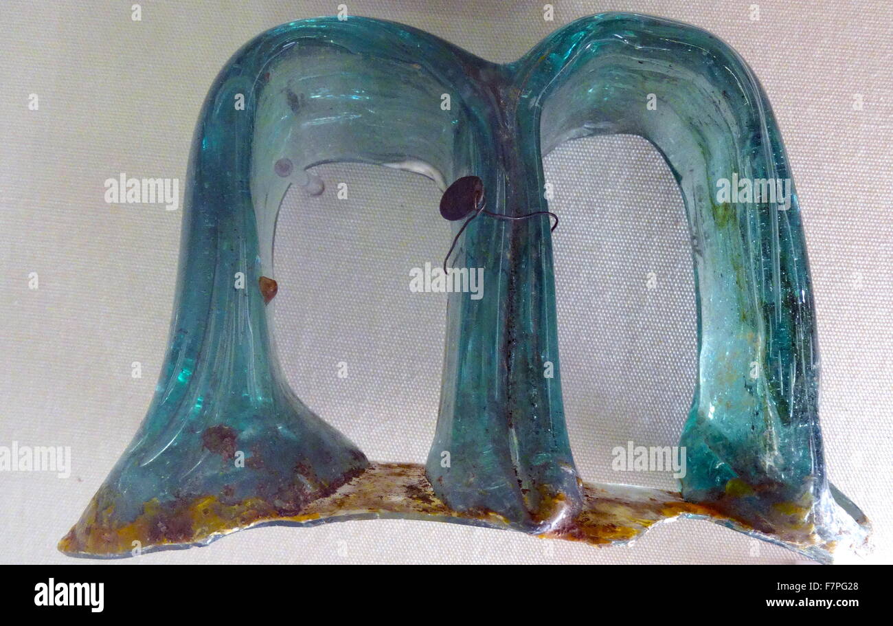 Pezzi rotti di vetro romano. In data 1° secolo Foto Stock