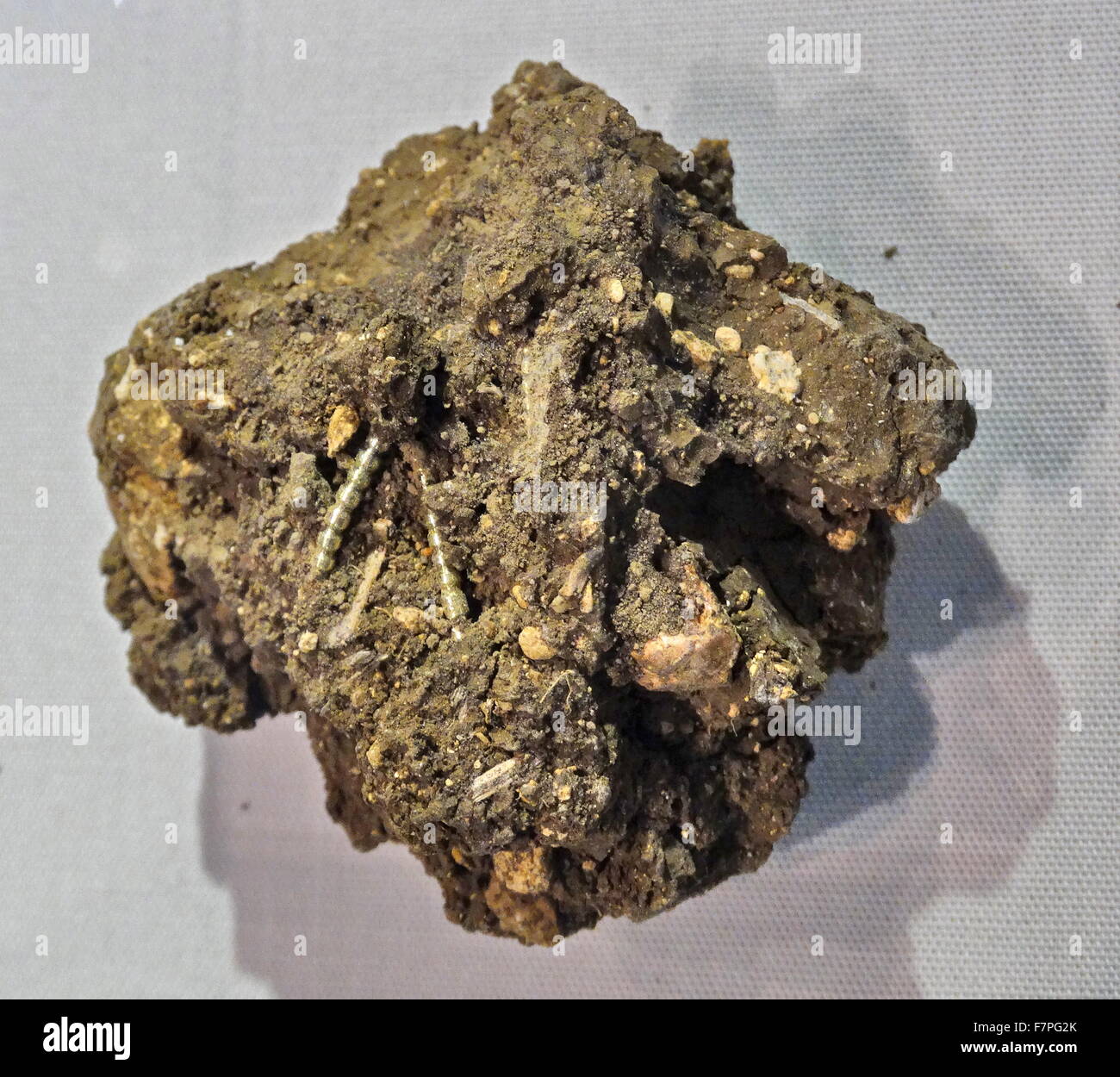 Grumo di fango con pezzi di rotture di oro, argento e lamine. Datata del XIX secolo Foto Stock
