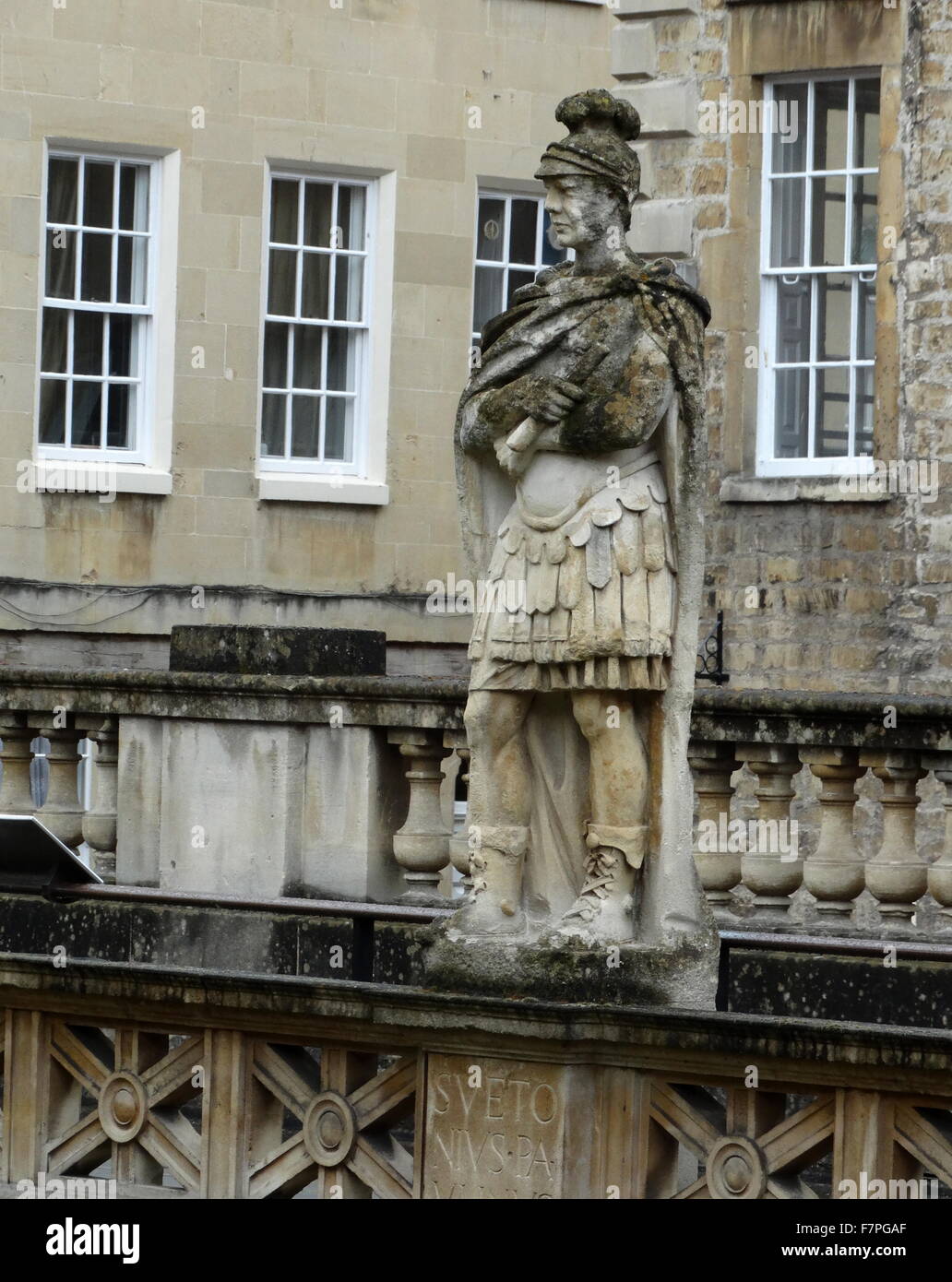 Statua sulla terrazza che si affaccia sulla grande bagno, ai Bagni Romani in bagno, Somerset, Inghilterra, colpite dalla pioggia acida Foto Stock
