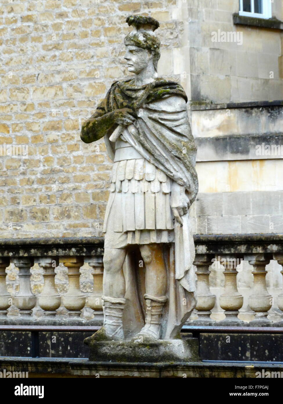 Statua di Gnaeus Julius Agricola (40AD - 93AD) era un generale romano sulla terrazza che si affaccia sulla grande bagno, ai Bagni Romani in bagno, Somerset, Inghilterra, colpite dalla pioggia acida Foto Stock