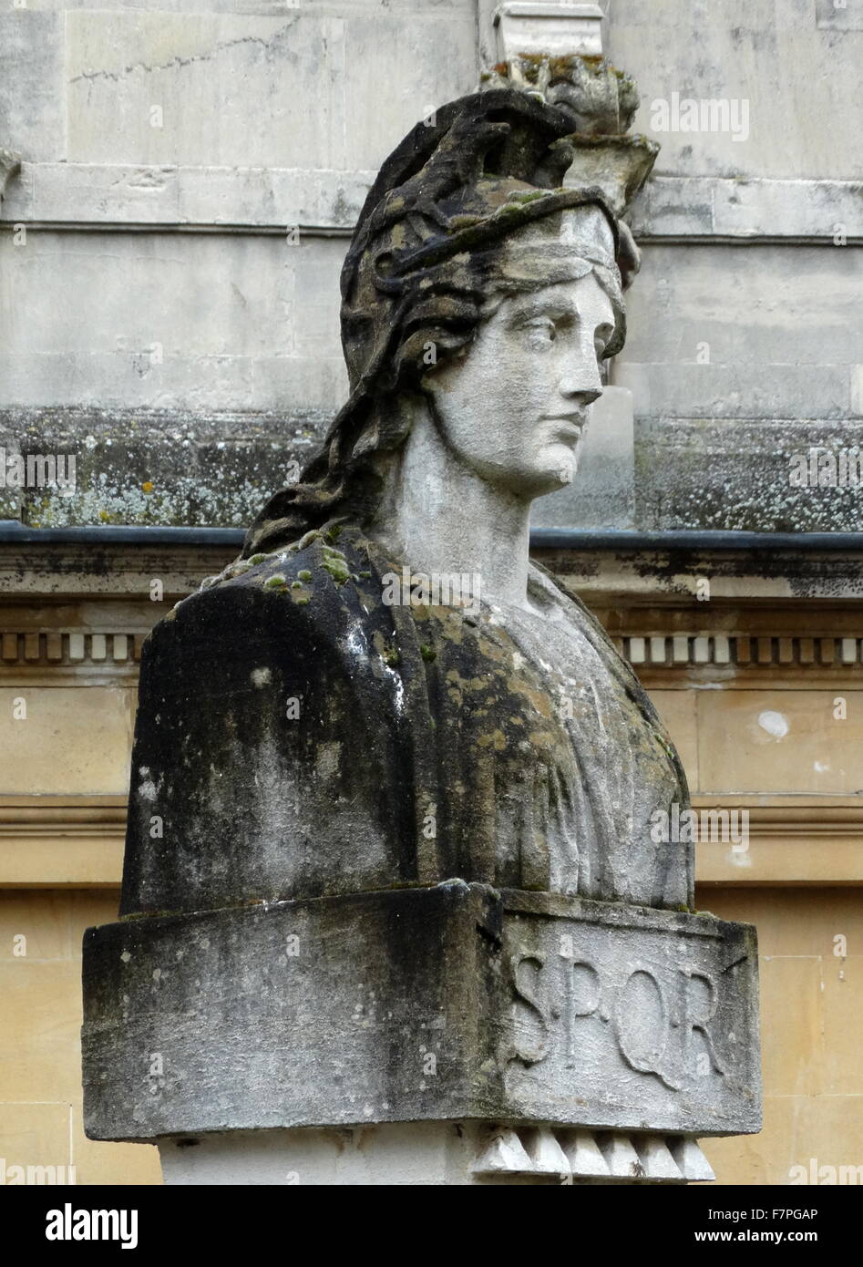 Statua sulla terrazza che si affaccia sulla grande bagno, ai Bagni Romani in bagno, Somerset, Inghilterra, colpite dalla pioggia acida Foto Stock