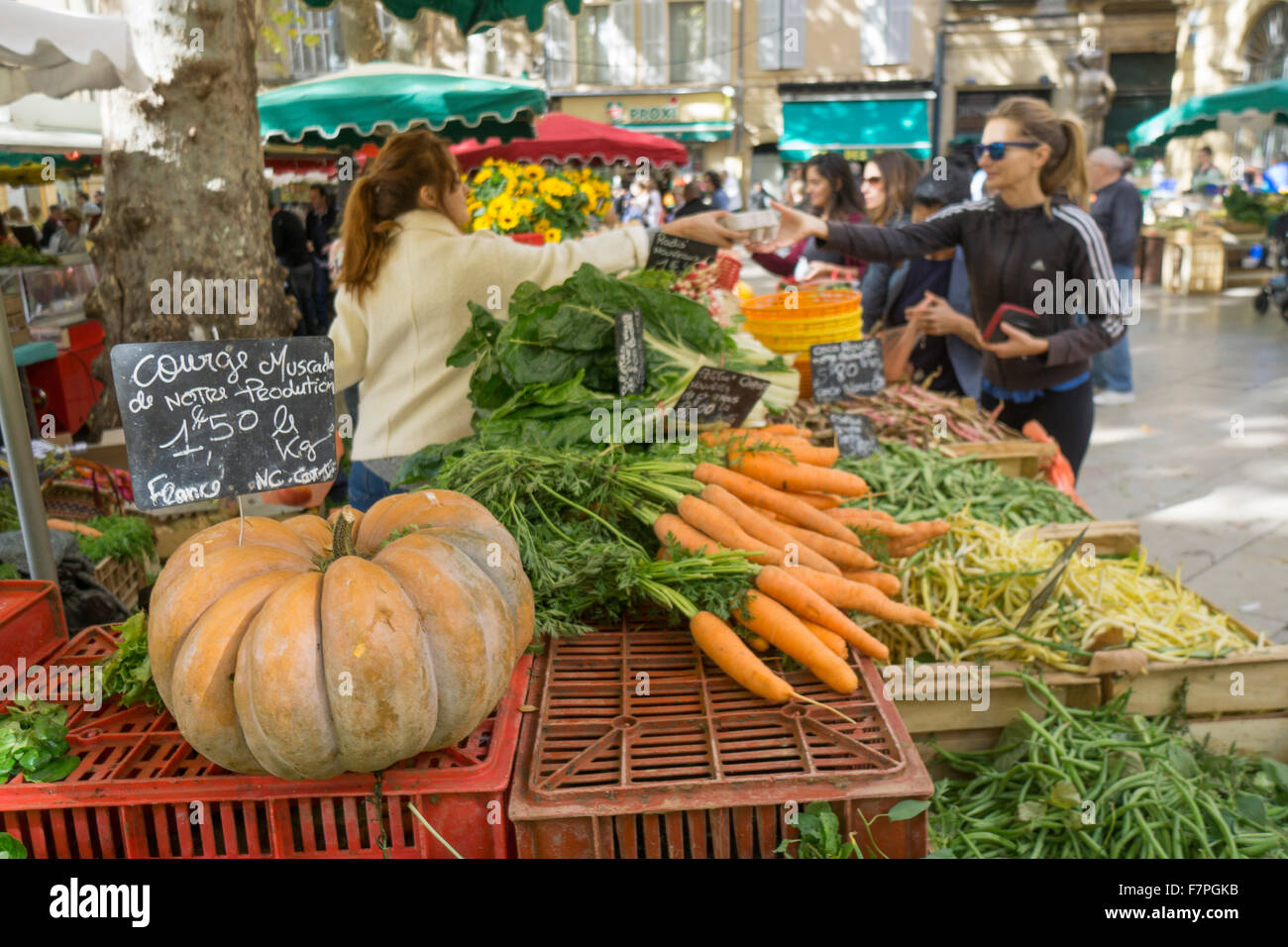 Luogo di mercato Richelmi, verdure, Aix en Provence, Bouche du Rhone, Francia Foto Stock