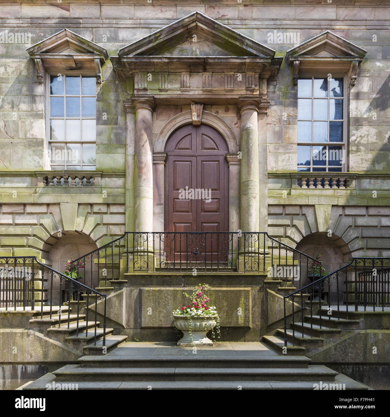 Il cortile palladiana a Lyme Park, casa e giardino, Cheshire. Il cortile è stato progettato da architetto italiano Giacomo Leoni e costruita tra il 1727 e 1734, con pavimentazione a scacchi aggiunto nei primi C20th. Foto Stock