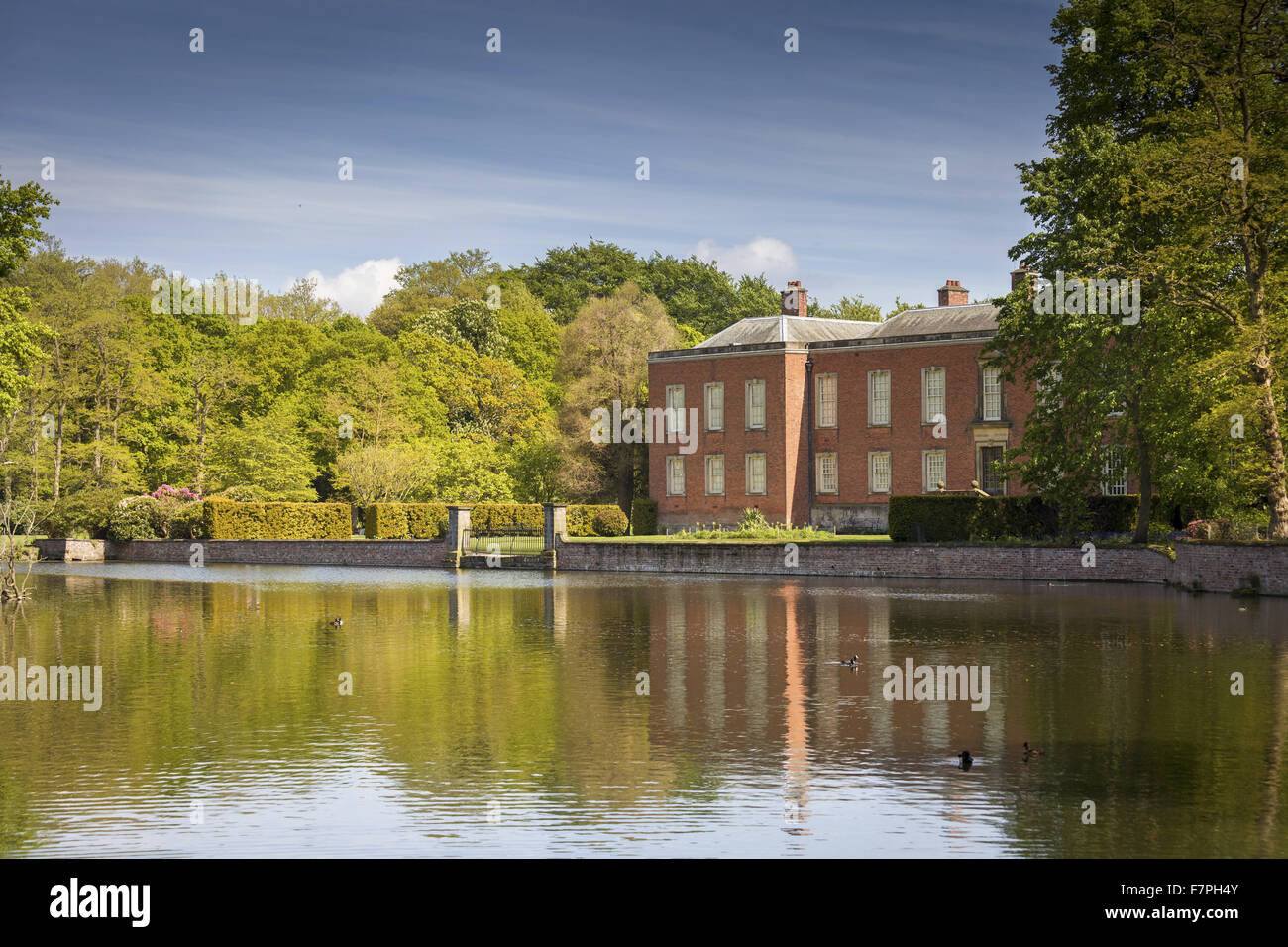 Vista anteriore del Nord di Dunham Massey, Cheshire, con il fossato in primo piano. Foto Stock