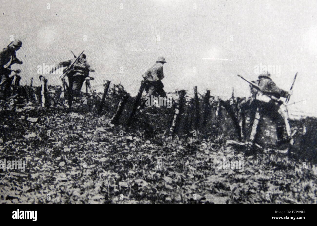 Il tedesco la prima guerra mondiale i soldati emerge sotto il fuoco, per sferrare un attacco contro una posizione francese Foto Stock