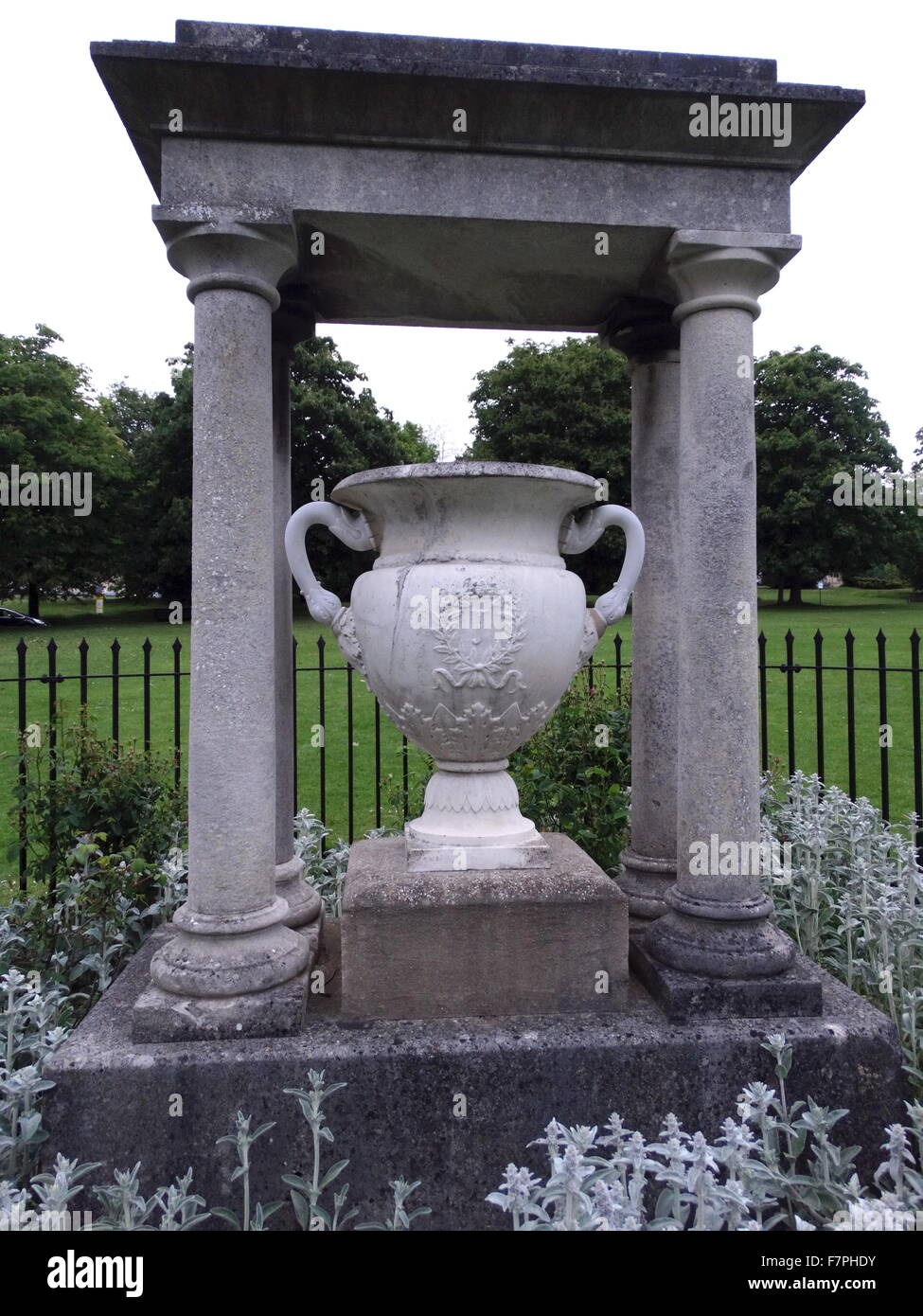 Alexandra Park aperto come un memoriale della incoronazione a. 1902. Il monumento al francese Imperatrice Josephine, 1805 ri-situato a Alexandra Park a Bath, Inghilterra. Il parco è stato inaugurato nel 1902 per commemorare l' incoronazione di Edoardo VII, e chiamato in onore della regina Alexandra Foto Stock