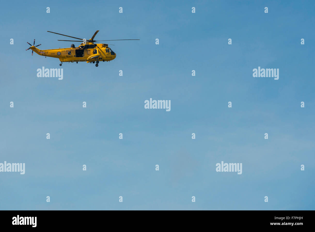 Westland Sea-King elicottero della Royal Air Force Air-Sea servizio salvataggio volare attraverso un cielo blu chiaro, Inghilterra Foto Stock