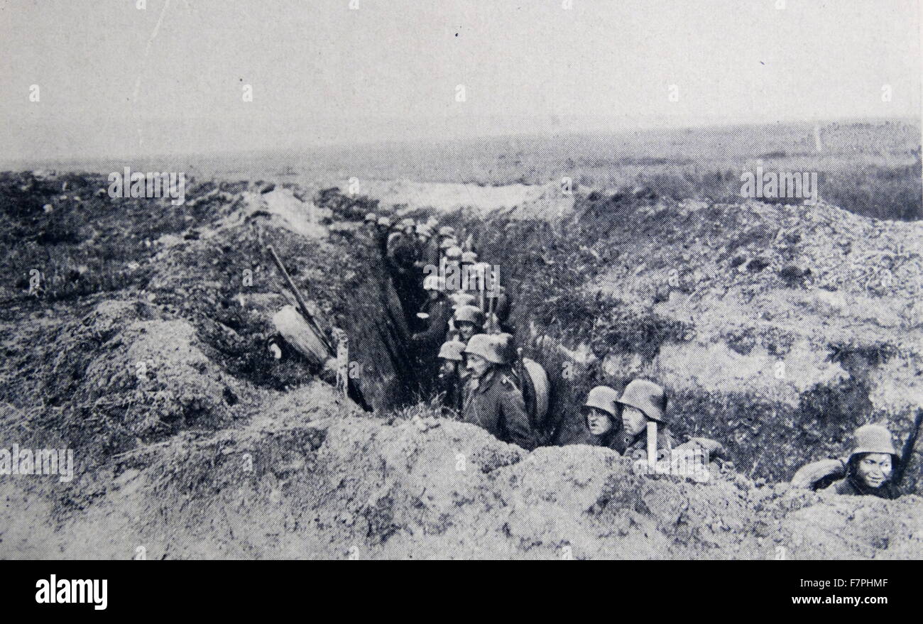 Il tedesco la prima guerra mondiale i soldati sotto il fuoco in una trincea Foto Stock Il tedesco la prima guerra mondiale i soldati sotto il fuoco in una trincea Foto Stock
