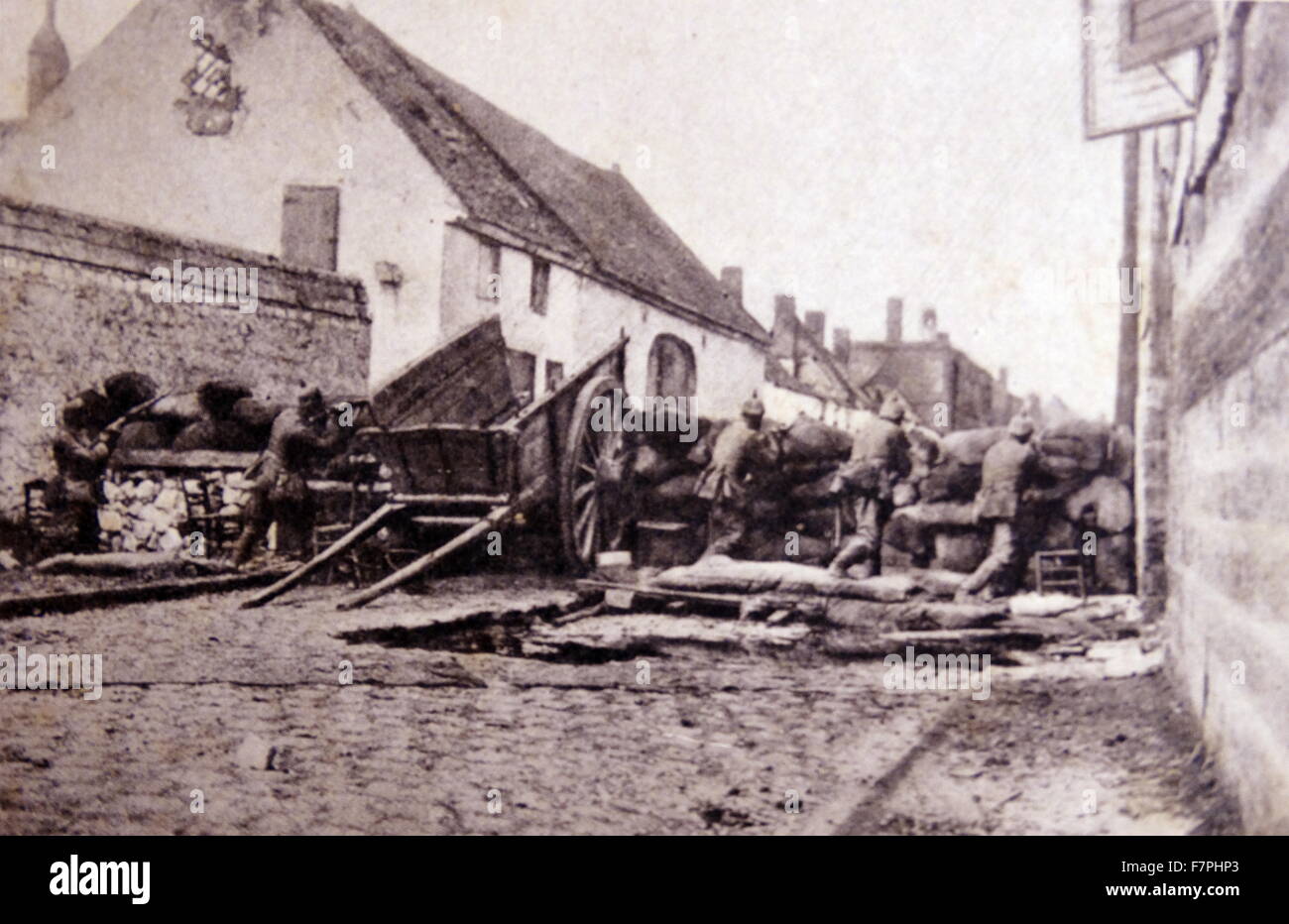 La prima guerra mondiale: i soldati tedeschi dietro una barricata in Belgio 1914 Foto Stock