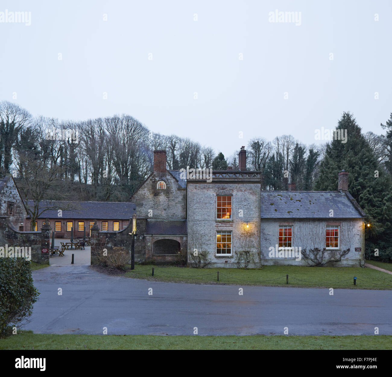 La Spread Eagle Inn di Stourhead, Wiltshire. Stourhead House contiene una unica libreria Regency, Chippendale mobili e dipinti di ispirazione. Foto Stock