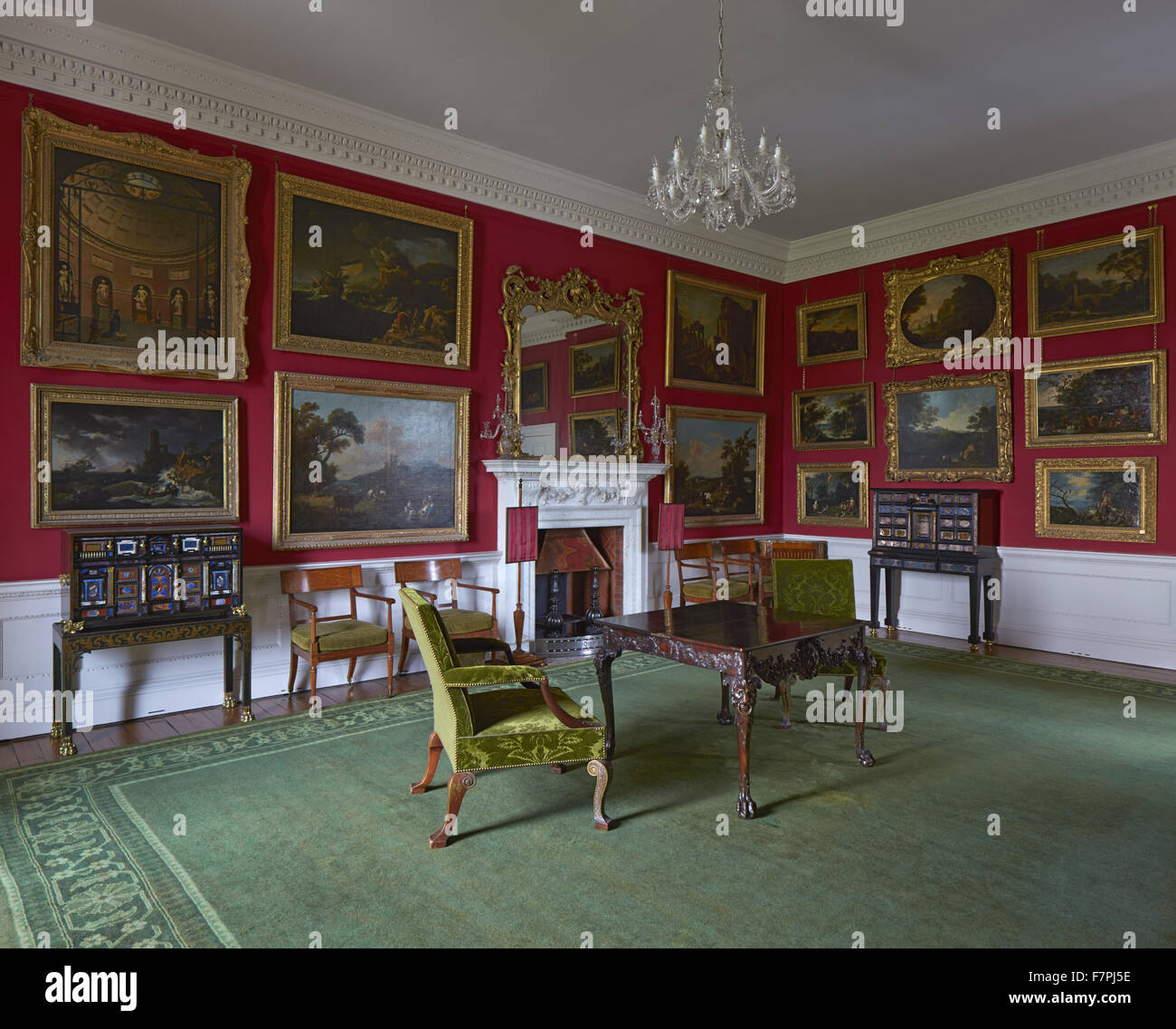 Il Cabinet Room a Stourhead, Wiltshire. Stourhead House contiene una unica libreria Regency, Chippendale mobili e dipinti di ispirazione. Foto Stock