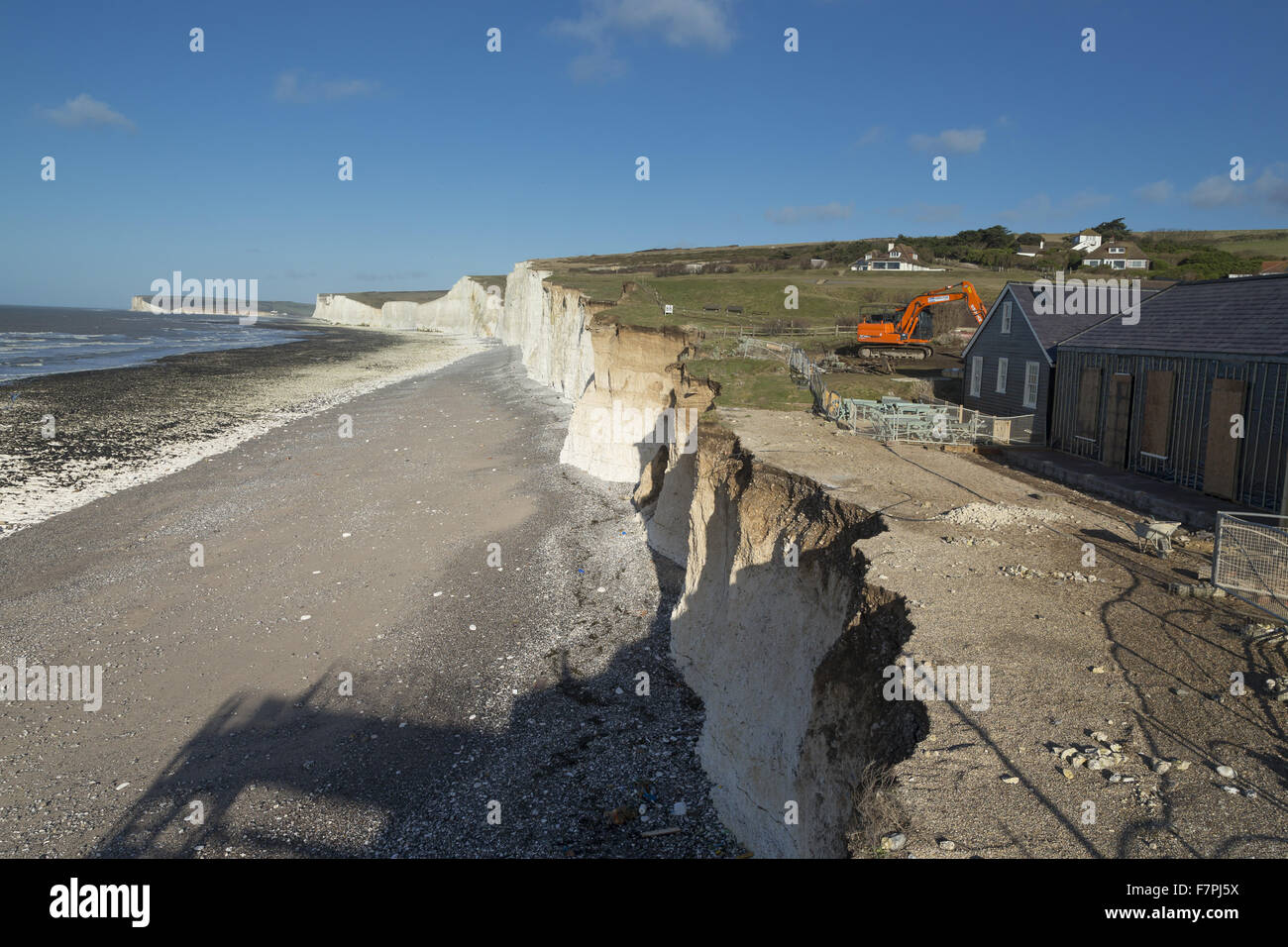 Vista la tempesta-danneggiato scogliere e spiaggia a Birling Gap, East Sussex, qui illustrato nel febbraio 2014, con lavori di demolizione visto che si svolge su una scogliera vulnerabile edifici.. Condizioni meteorologiche estreme nel gennaio e nel febbraio dello stesso anno ha portato in sette anni " Foto Stock