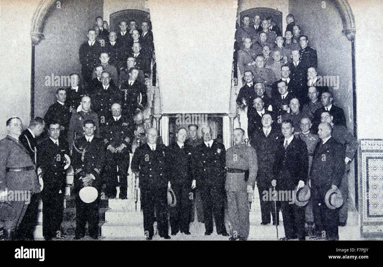 Fotografia del generale Francisco Franco con i capi e ufficiali dello squadrone e guarinicion di Tenerife nel Comando Generale della città Foto Stock