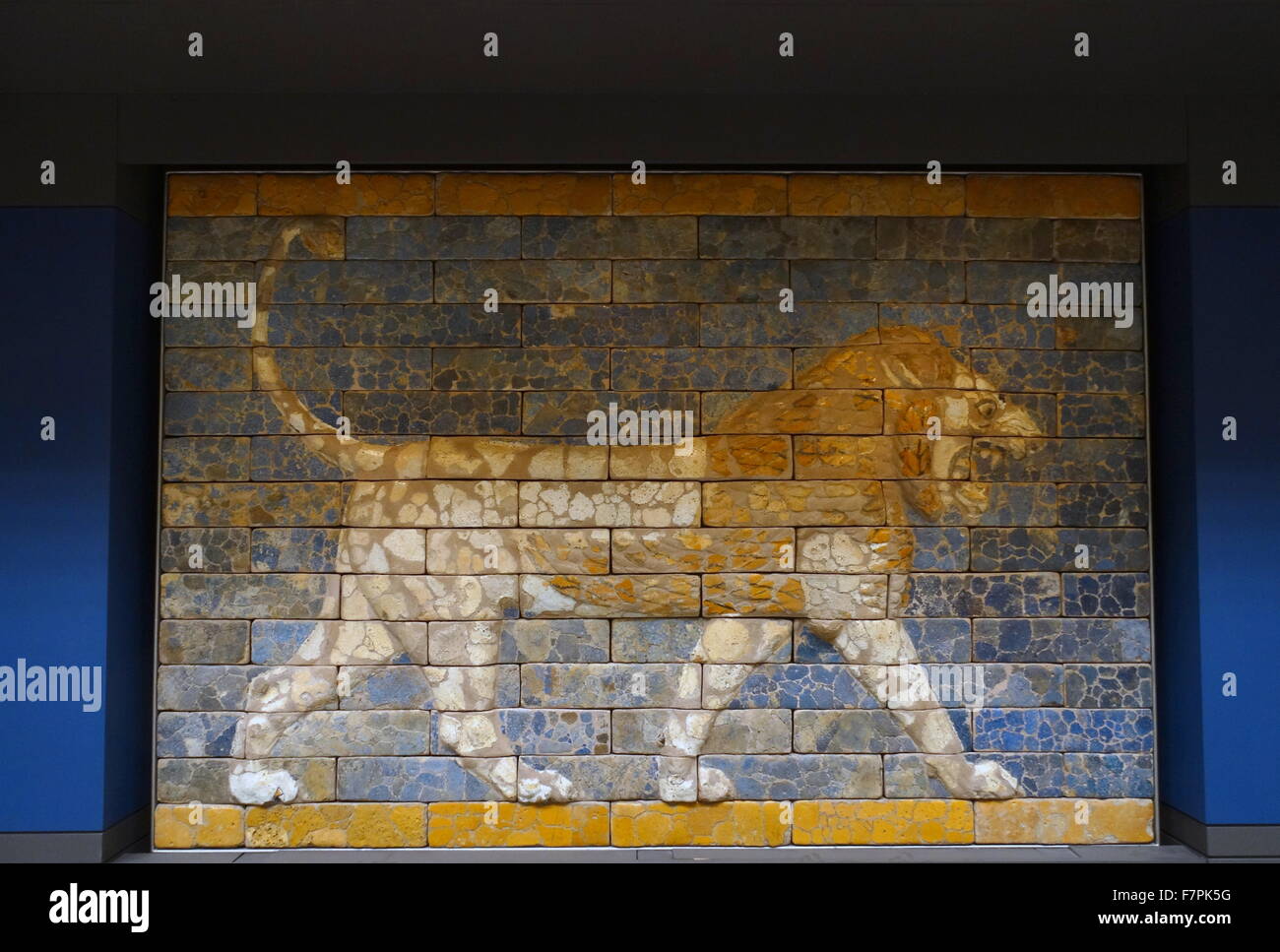 Vetri del pannello di mattoni che mostra un leone ruggente dalla Sala del Trono di Nabucodonosor II. Regno di Nebukadnetsar II, Babilonia. Datata 562 BC Foto Stock