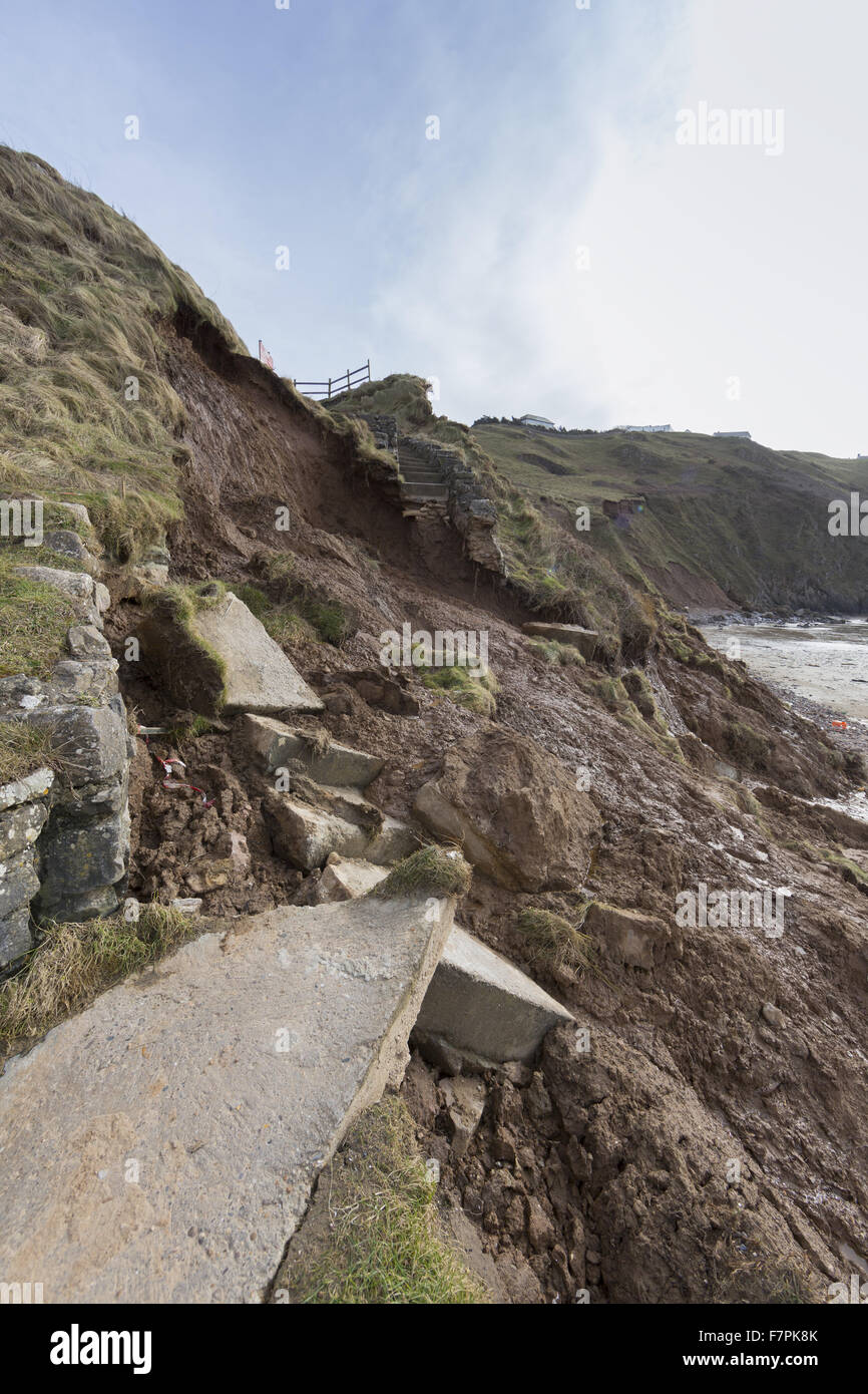 Vista la tempesta-danneggiato scogliere, passaggi e Spiaggia di Rhossili Bay, Gower, Swansea, Galles, raffigurata qui nel febbraio 2014. Parte della scogliera è crollato il 22 gennaio 2014 dopo erosione provocata da potenti mareggiate. Foto Stock