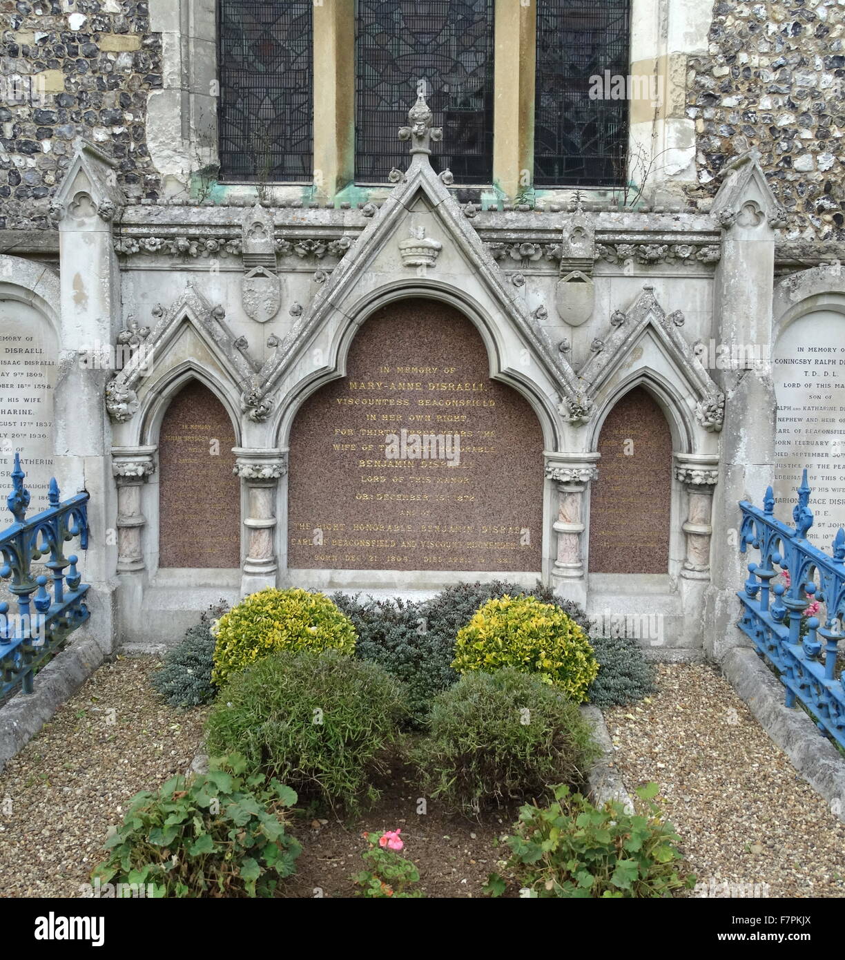 Il Disraeli tomba di famiglia, la tomba di Benjamin Disraeli, e sua moglie Mary-Anne. Datata 2015 Foto Stock