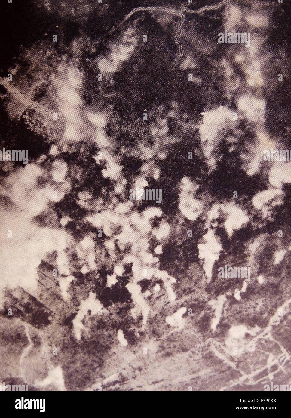 Una guerra di trincea nella prima guerra mondiale. Attacco di gas su allied trincee 1915 Foto Stock