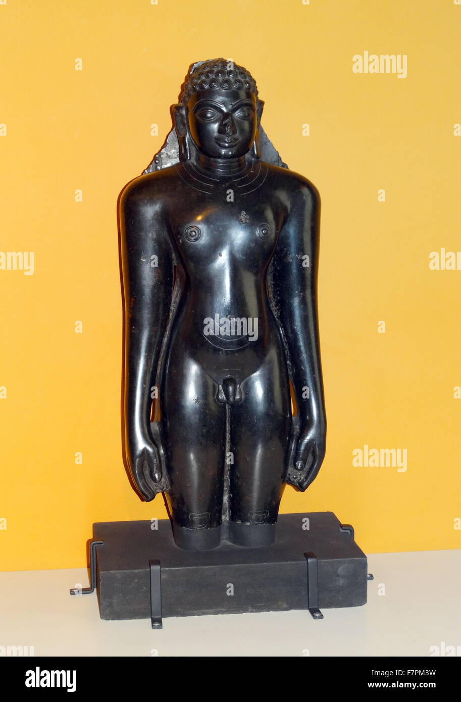 In piedi la figura di un Jina (o) Tirthankara dall India meridionale. Datato al X secolo Foto Stock