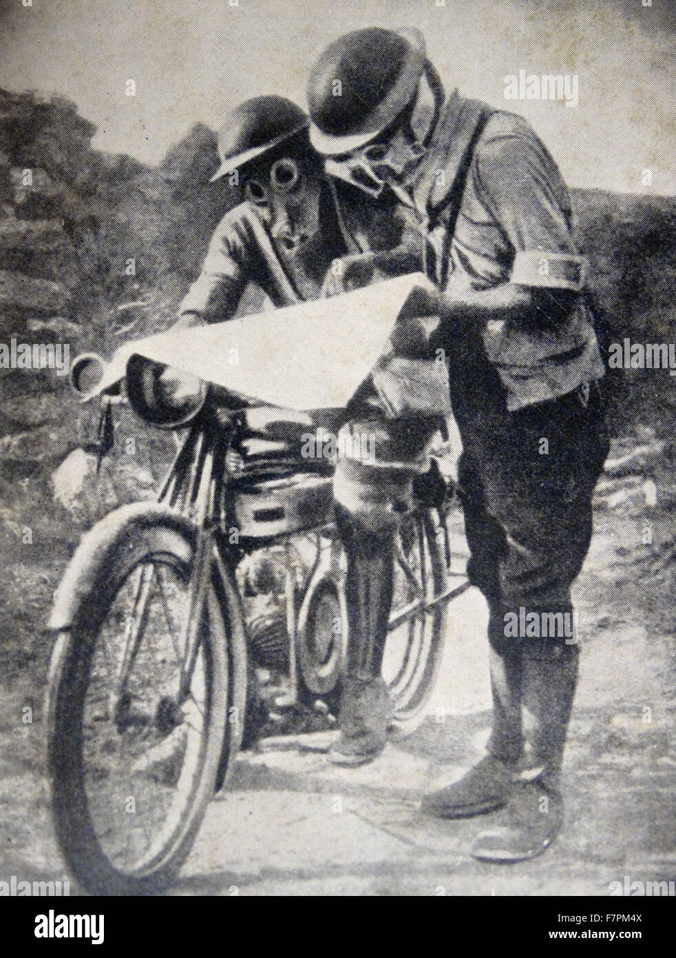 Fotografia di un British pattuglia di ricognizione sulla Macedonia anteriore, esaminando una strada piana. Datata 1917 Foto Stock