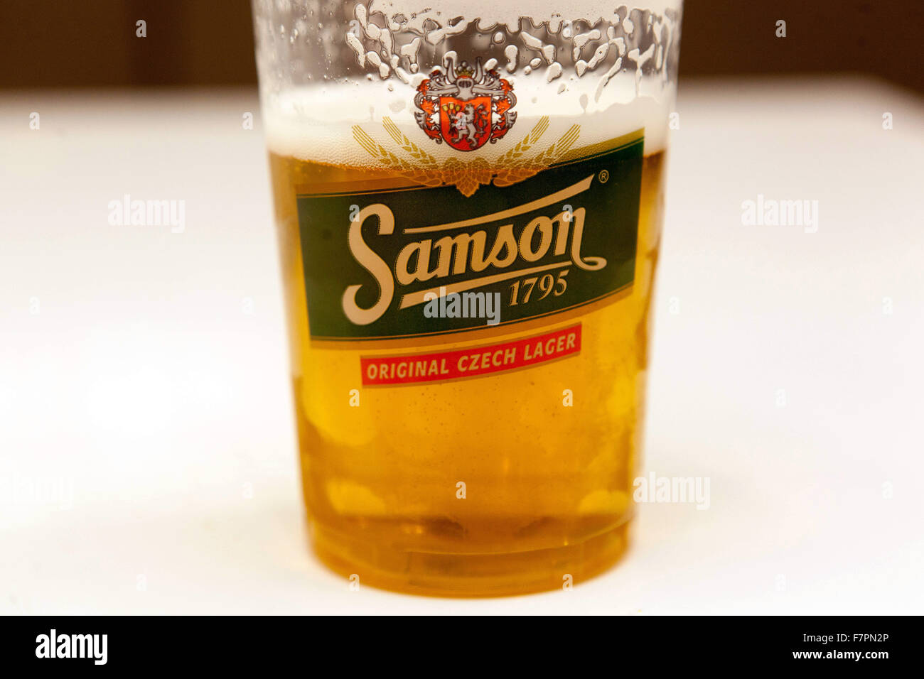 La birra ceca marche Sansone in un bicchiere Foto Stock